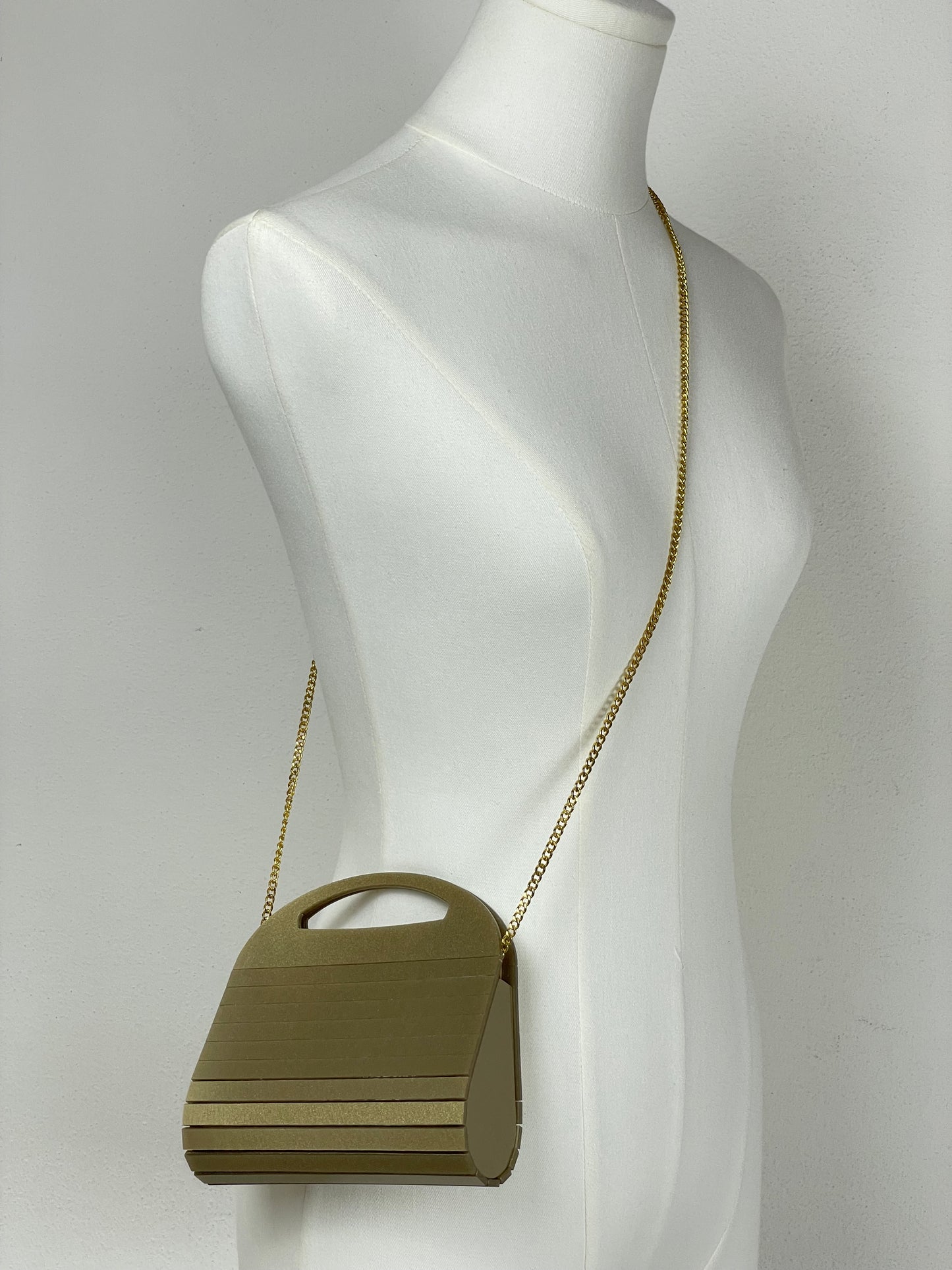 Borsetta vintage in acrilico oro con manico e tracolla