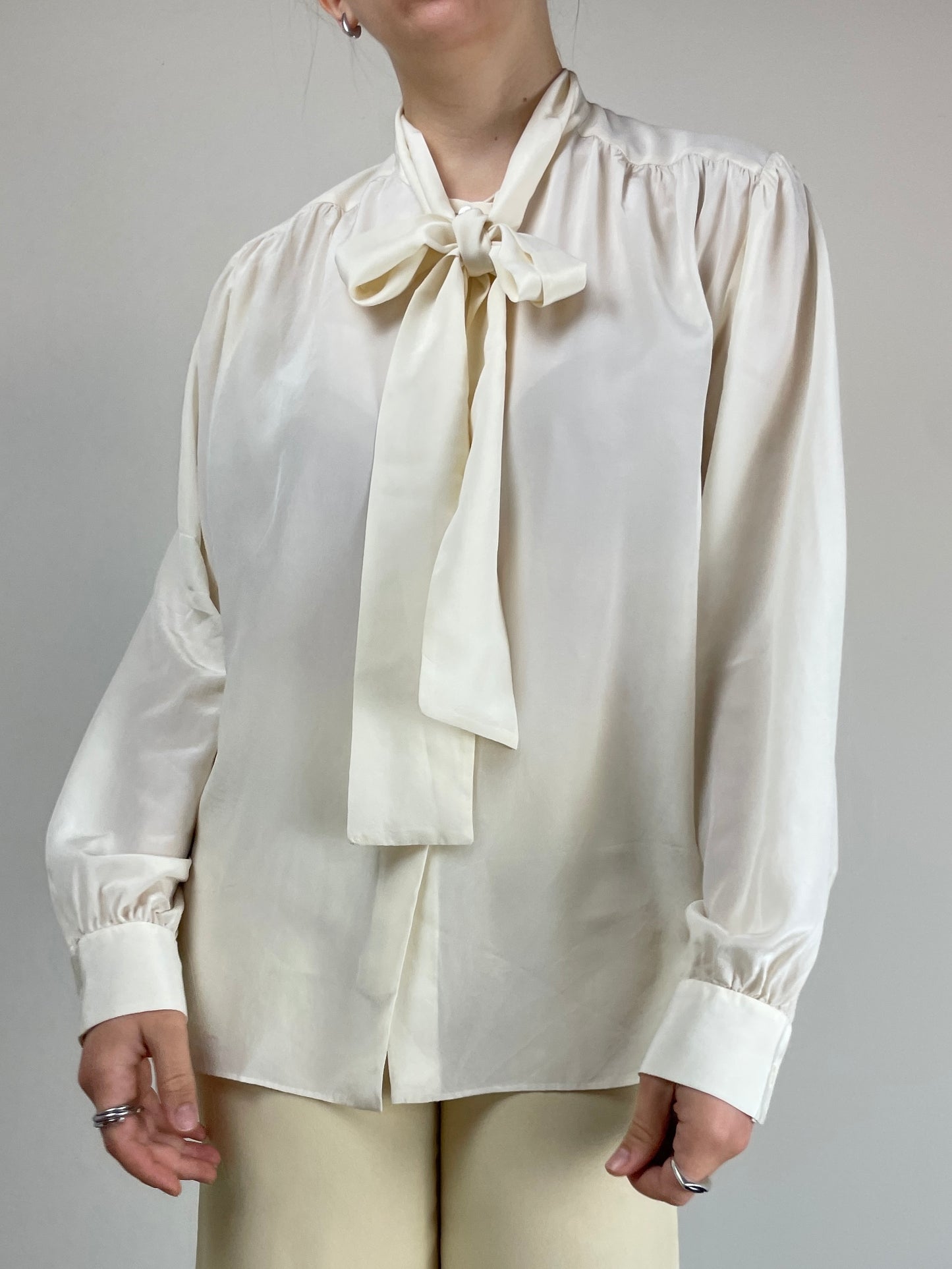 Camicia vintage in seta con collo lavallière
