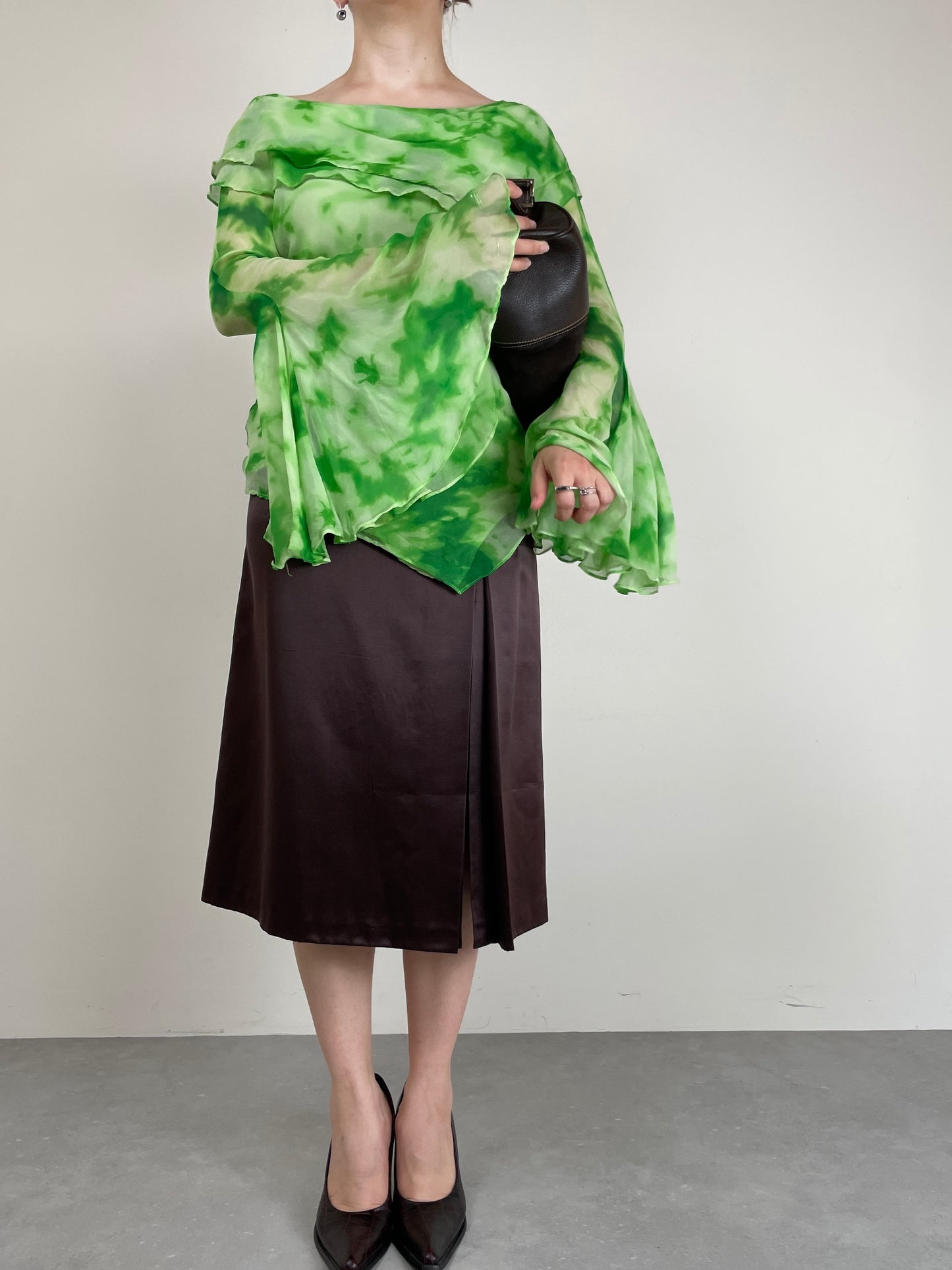 Top vintage in seta tie-dye con balze e maniche a campana