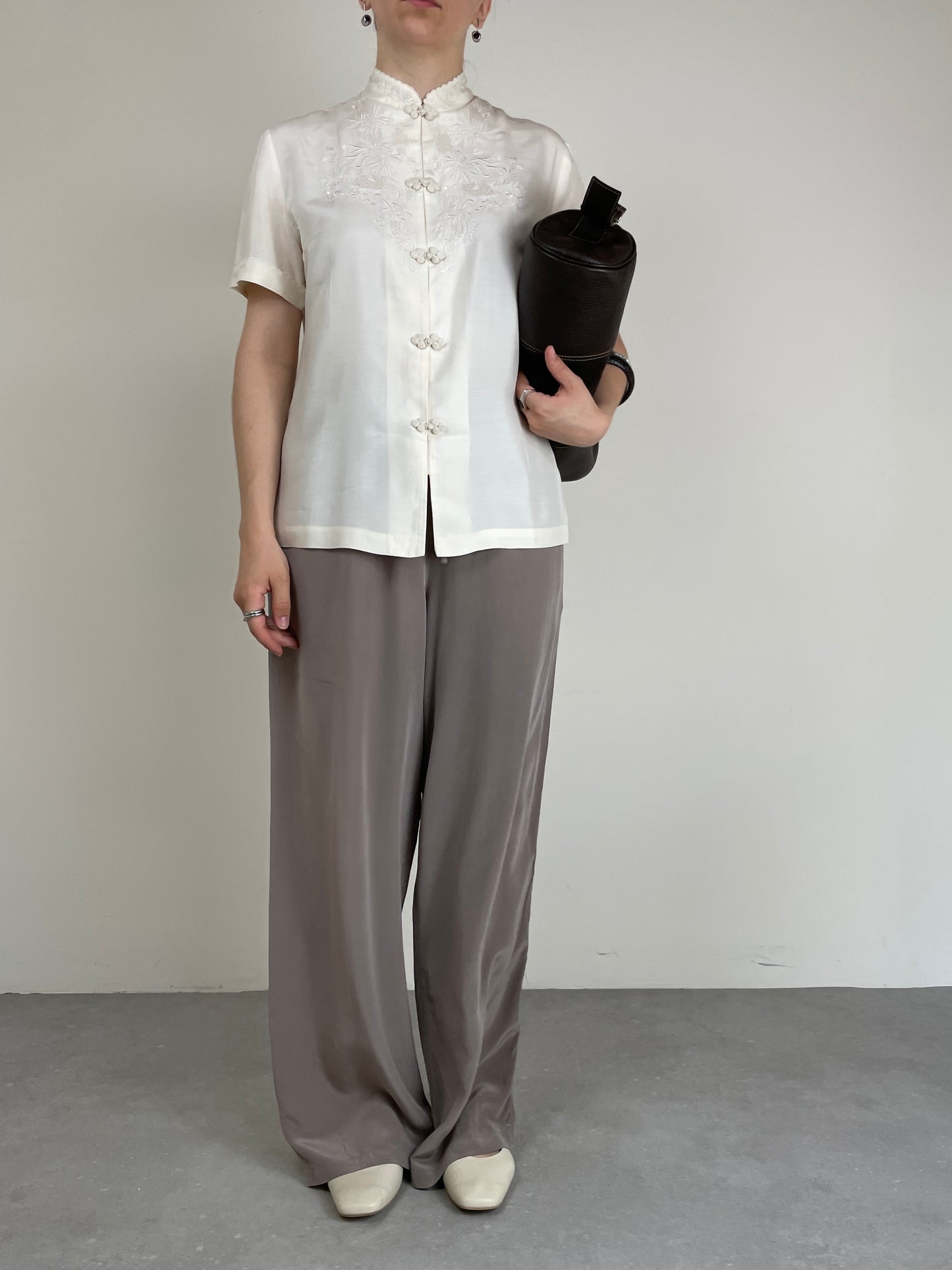 Camicia con ricami in pura seta