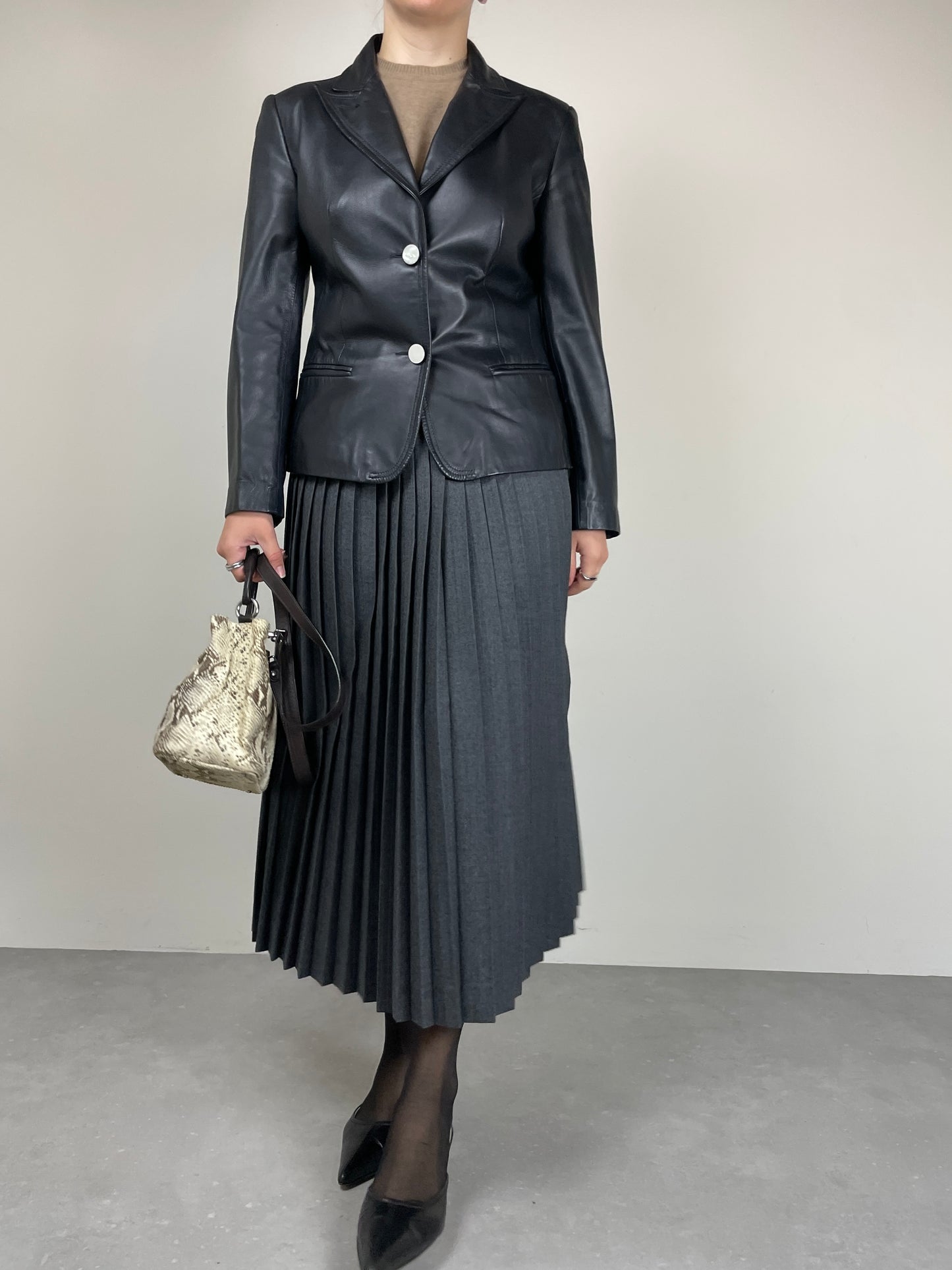 Blazer in vera pelle blu notte con bottoni in madreperla