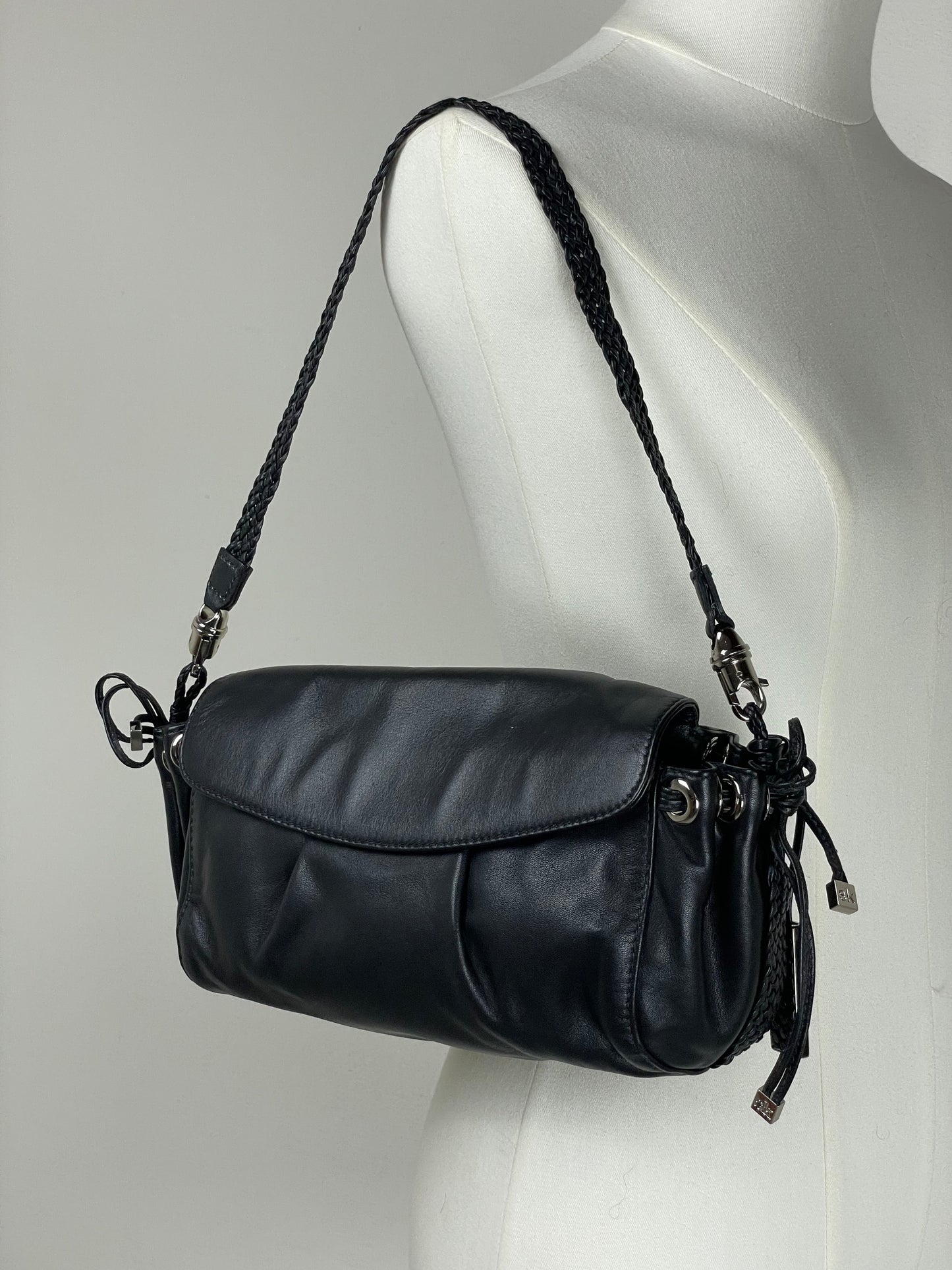 Borsa baguette in pelle nera con manico intrecciato