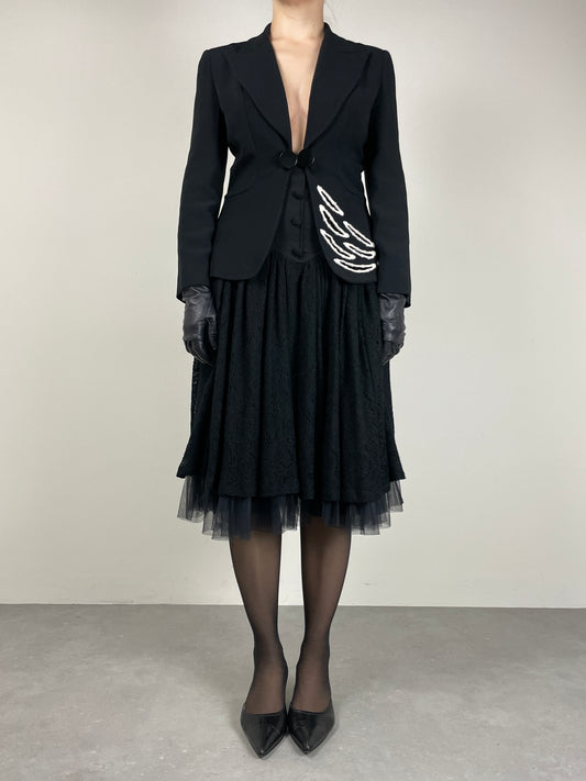 Blazer nero con ricamo intagliato