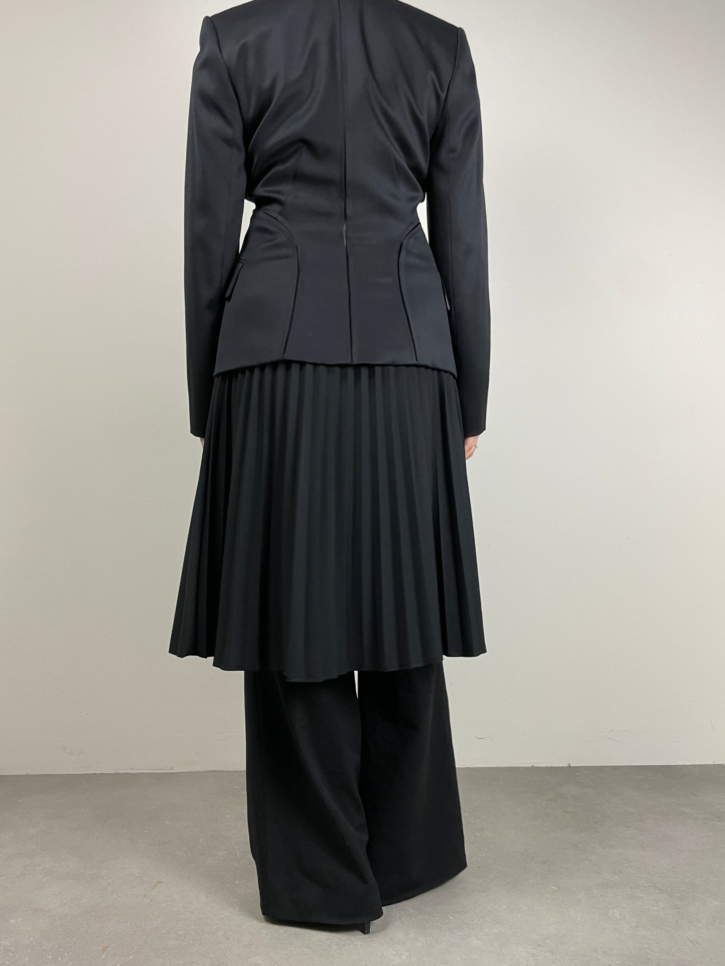 Blazer nero in lana con tagli