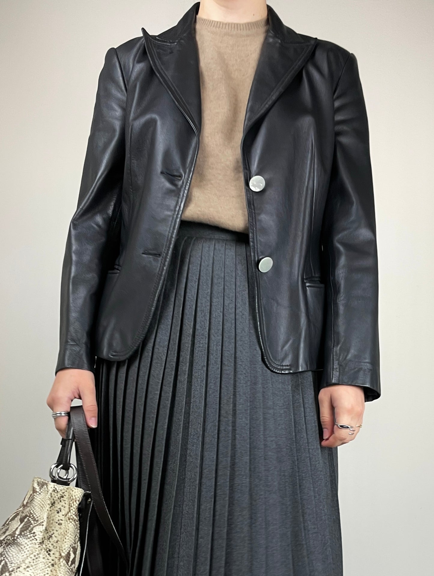 Blazer in vera pelle blu notte con bottoni in madreperla