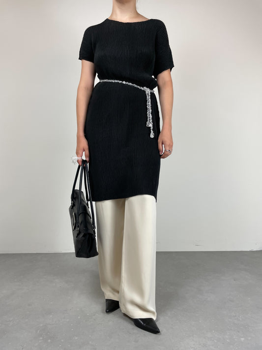 Abito nero con doppia plissettatura