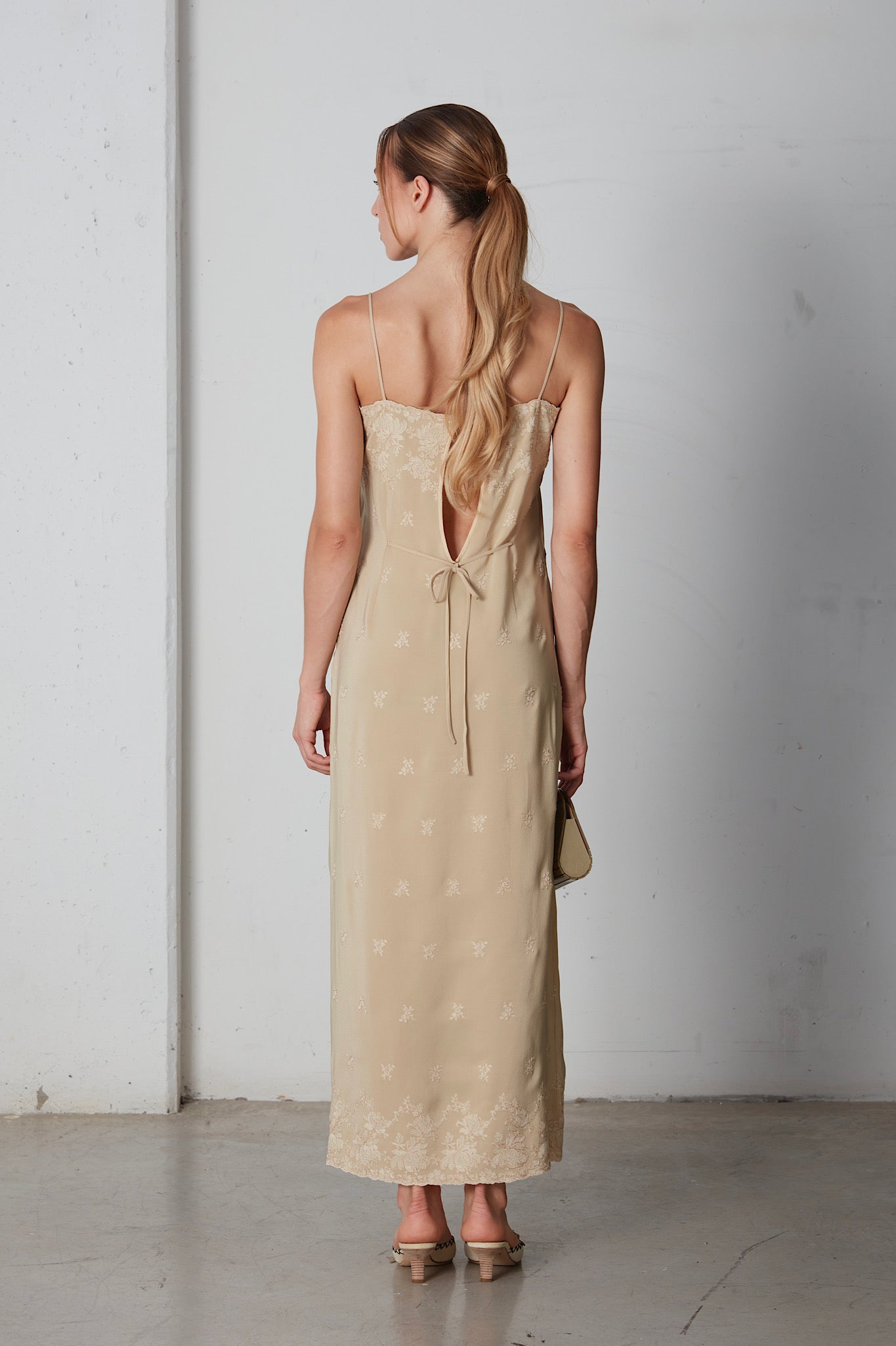 Alberta Ferretti abito in pura seta ricamata