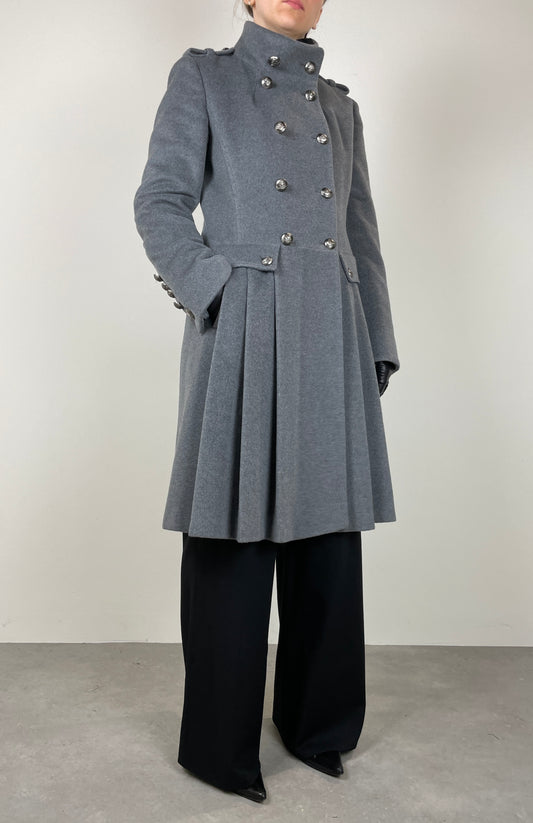 Cappotto in lana grigia con pieghe