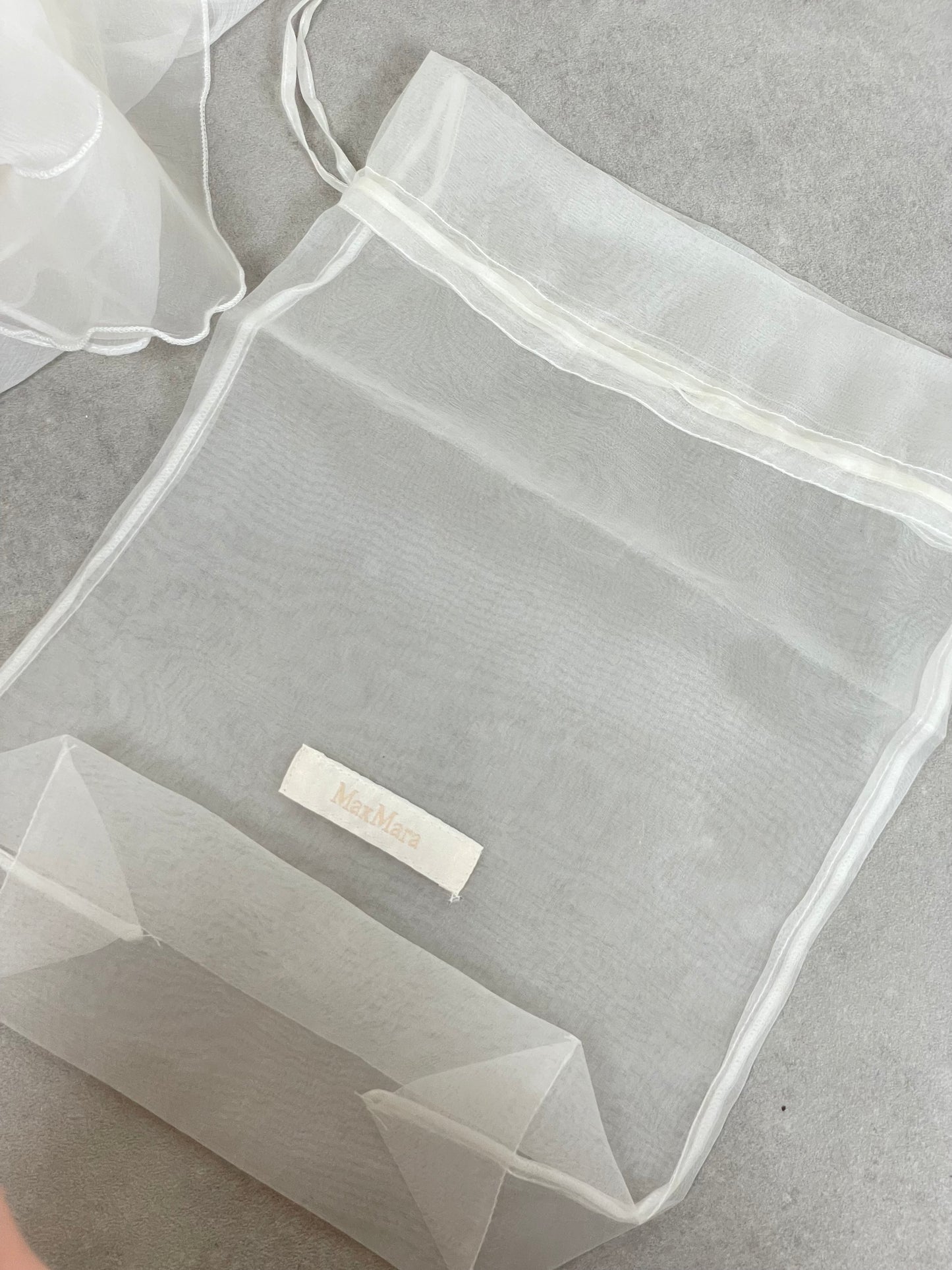 Stola Max Mara in organza di seta con ricamo floreale