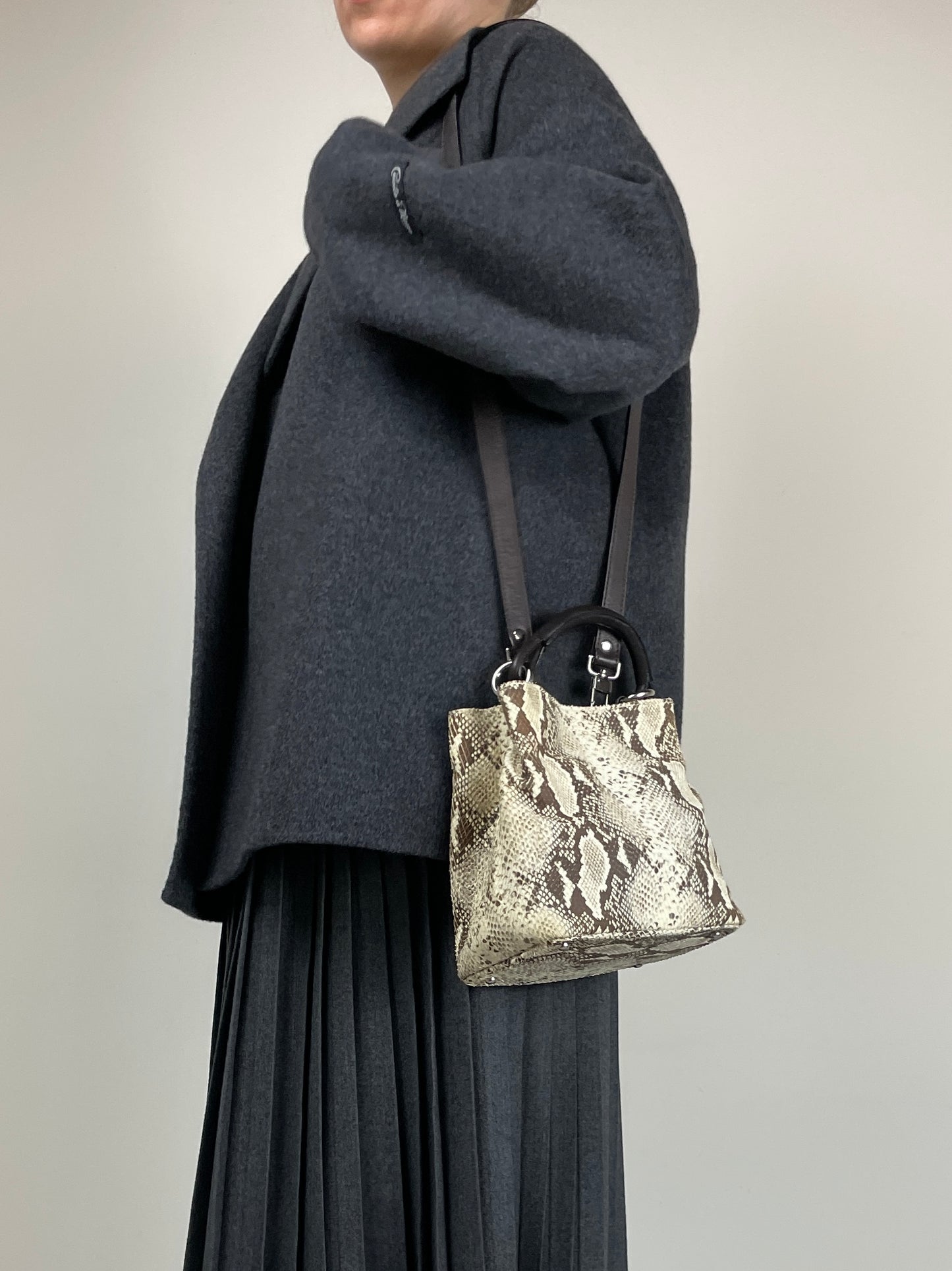 Borsa a secchiello in vera pelle effetto pitone