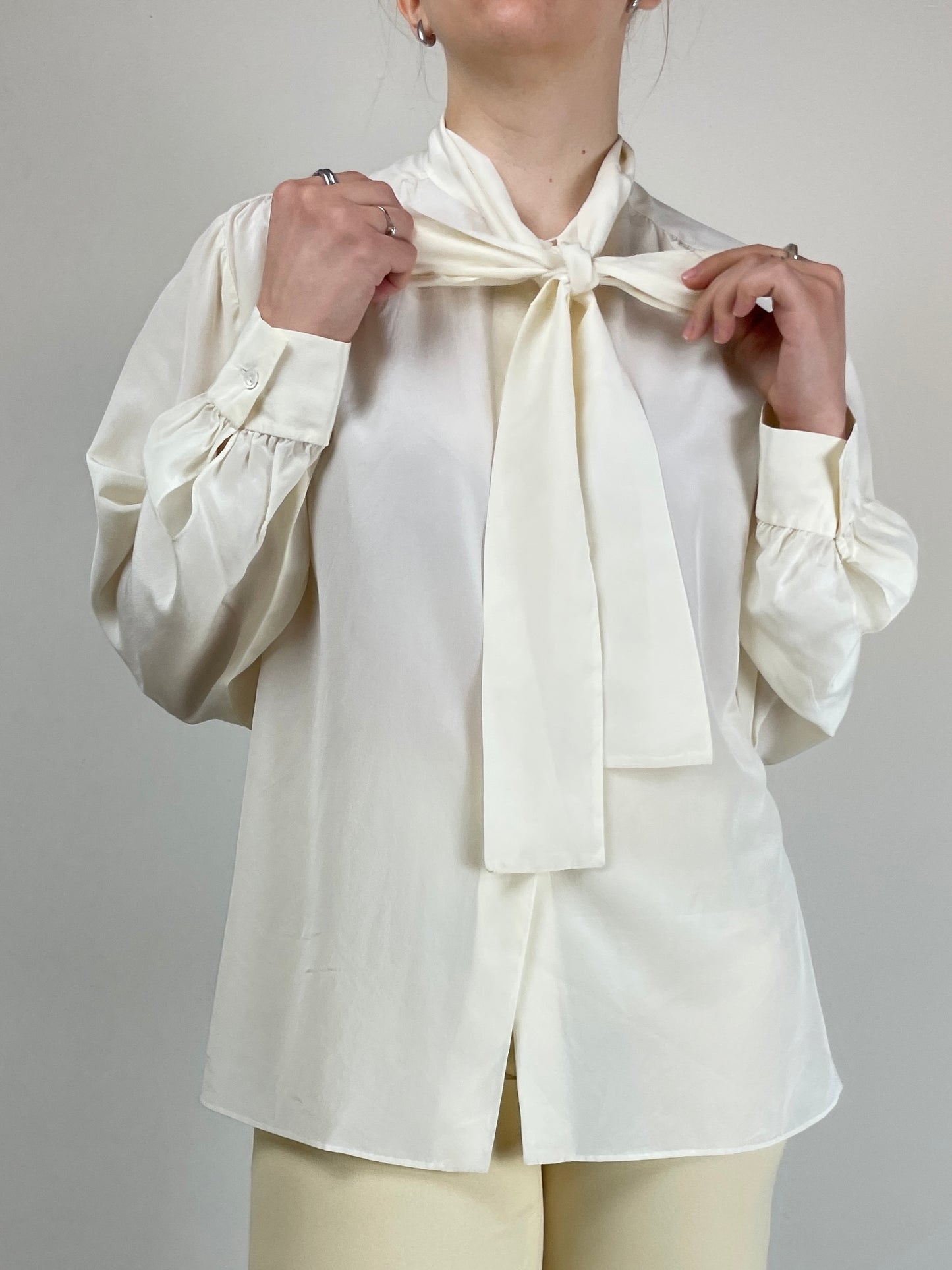 Camicia vintage in seta con collo lavallière