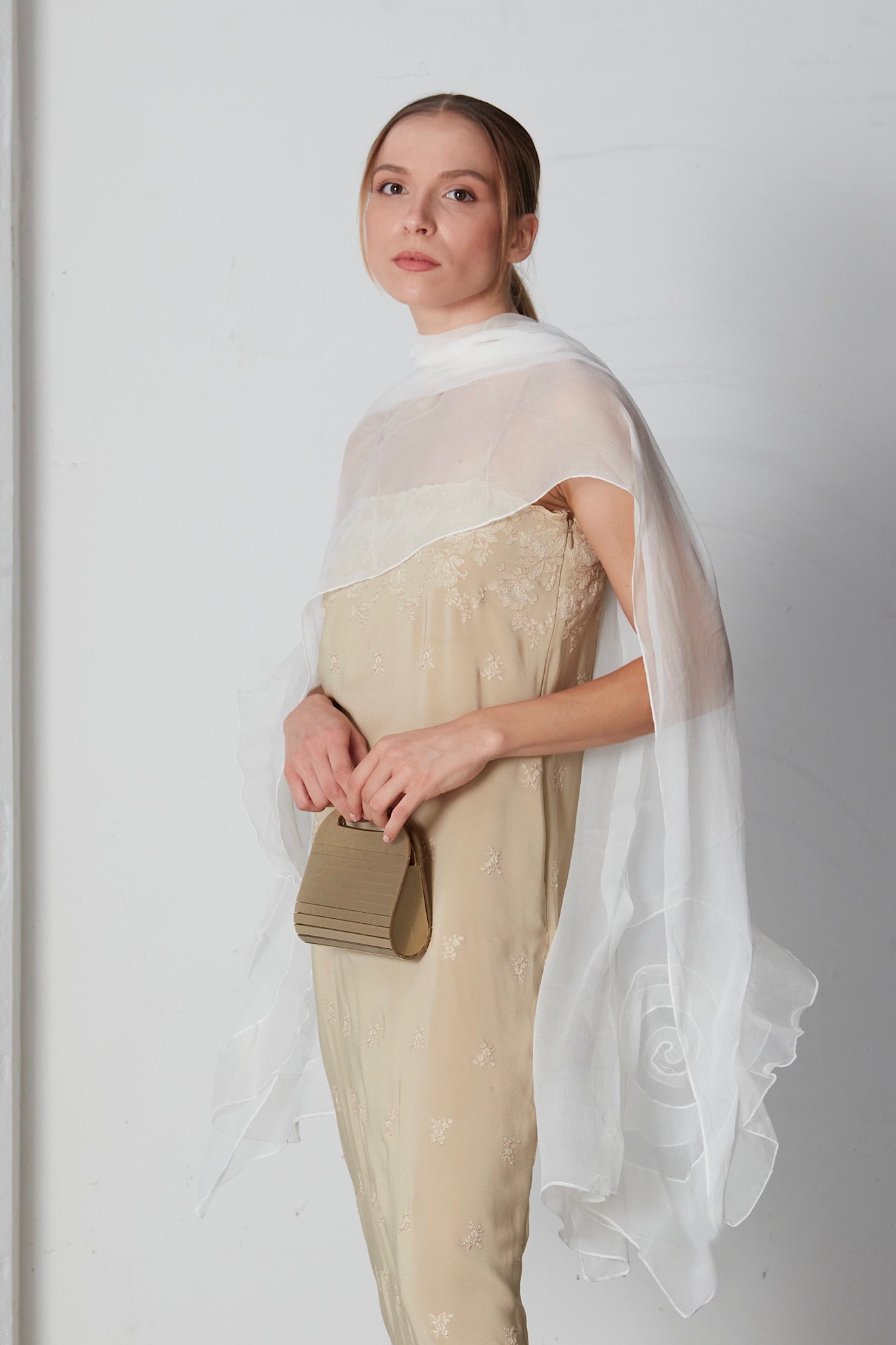 Stola Max Mara in organza di seta con ricamo floreale