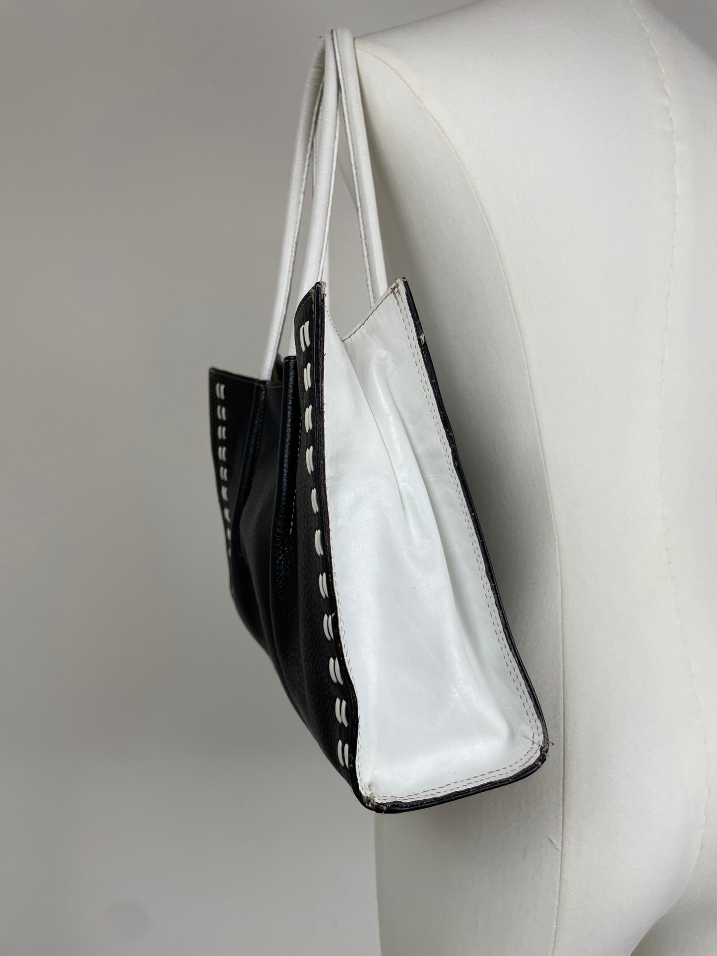 Shopper in vera pelle nera con inserti bianchi