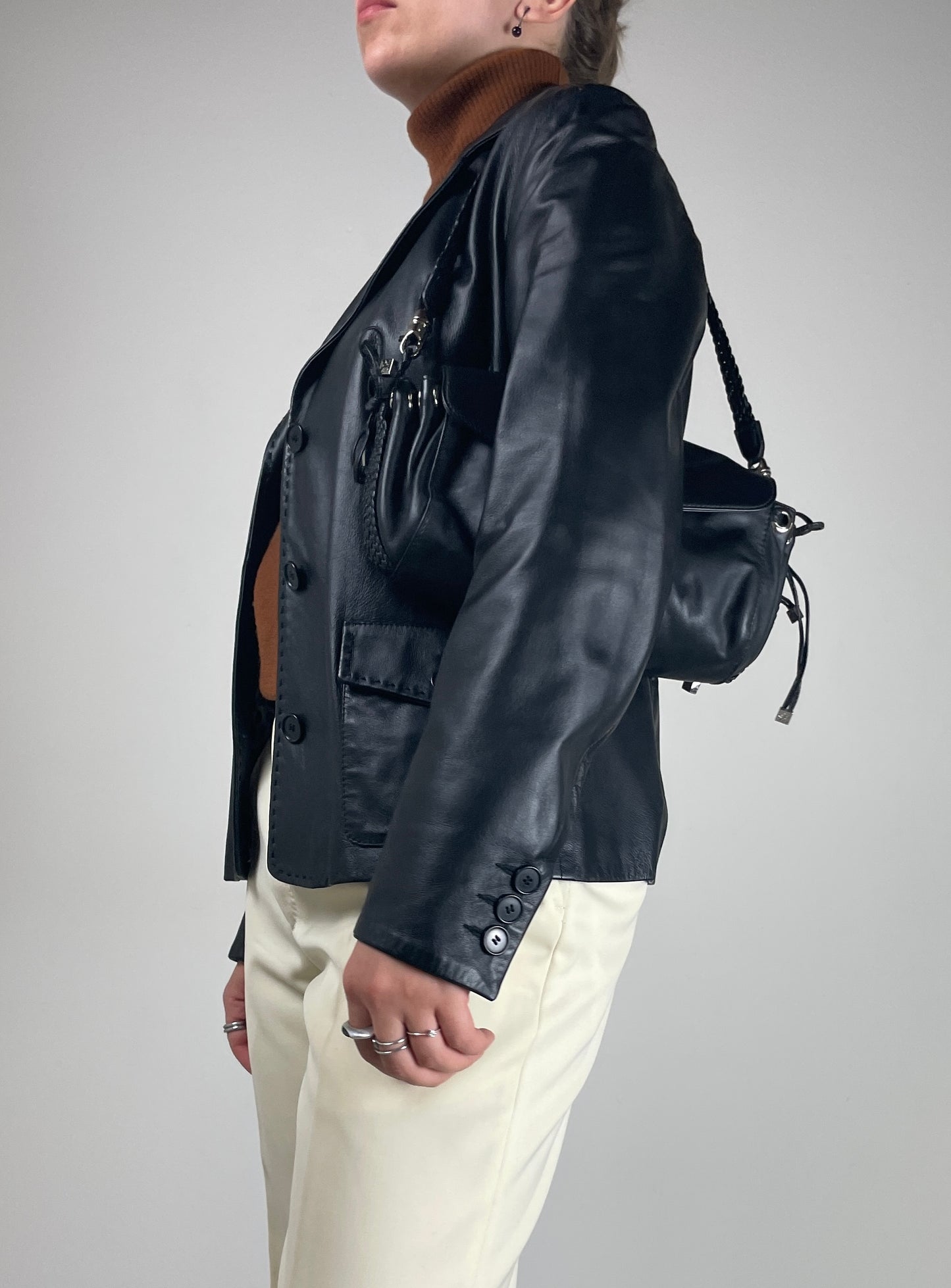 Borsa baguette in pelle nera con manico intrecciato