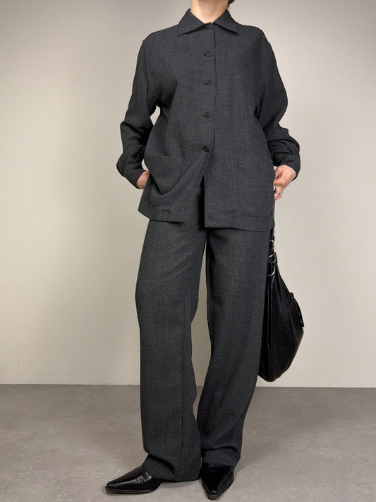 Completo in crêpe di lana con camicia e pantalone