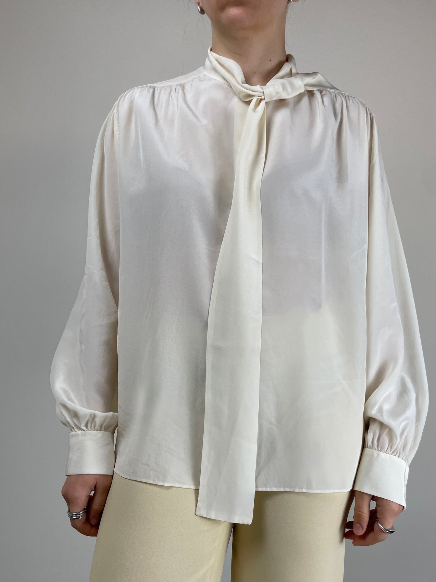 Camicia vintage in seta con collo lavallière