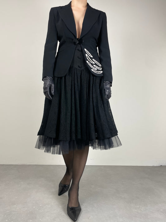 Blazer nero con ricamo intagliato