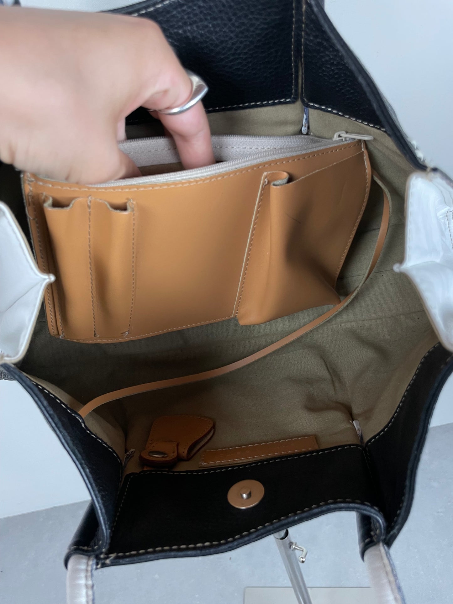 Shopper in vera pelle nera con inserti bianchi