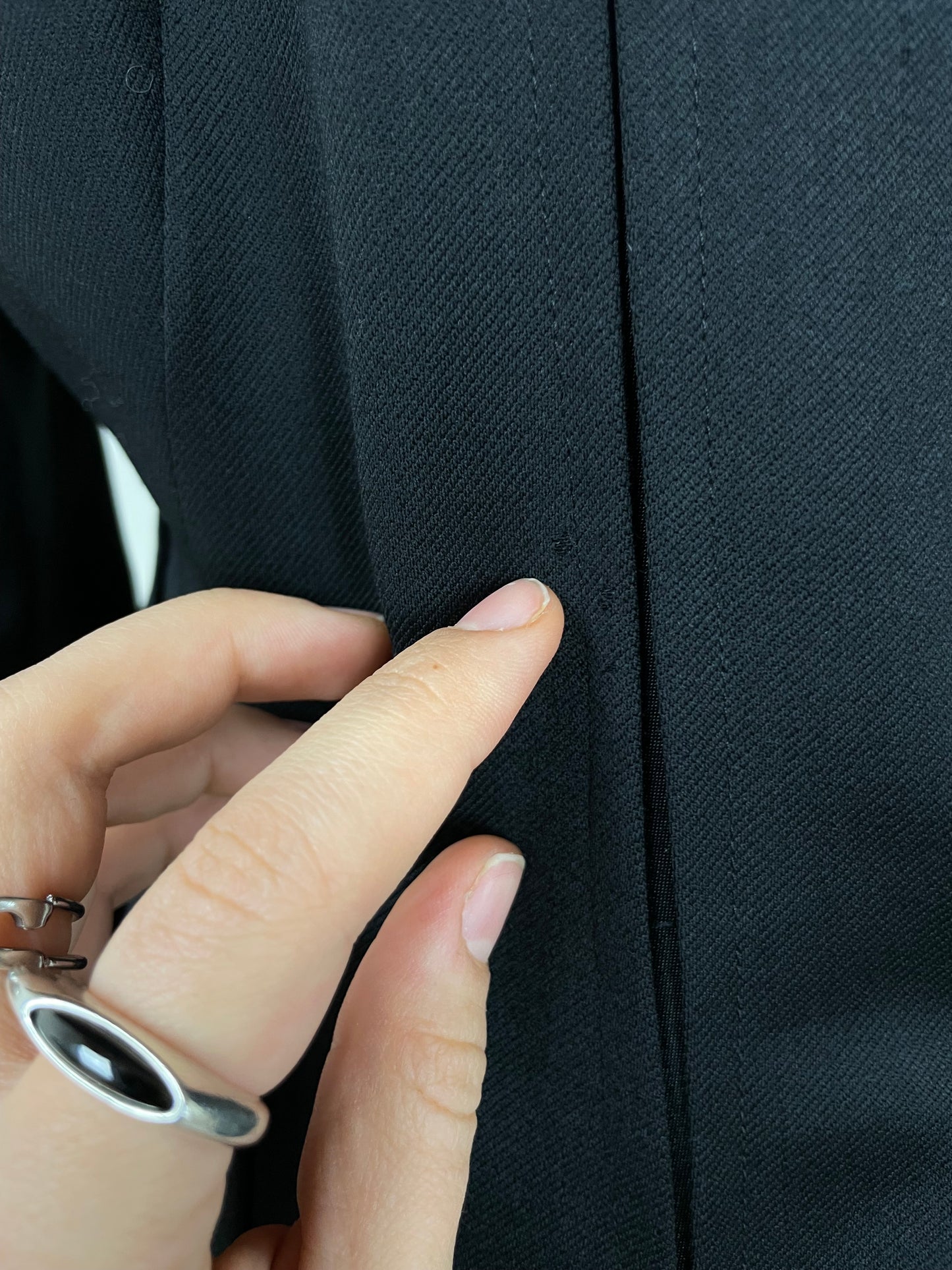 Blazer nero in lana con tagli