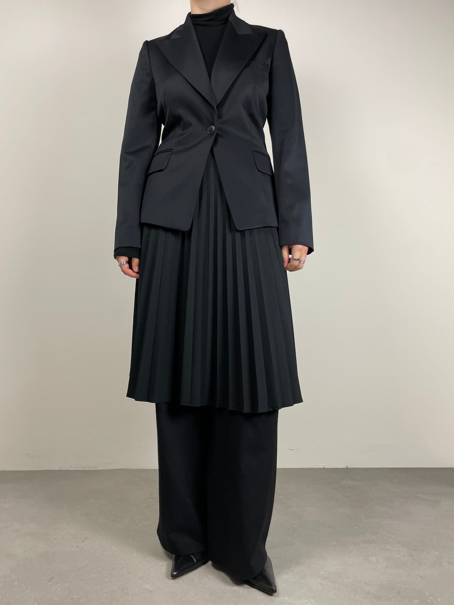 Blazer nero in lana con tagli