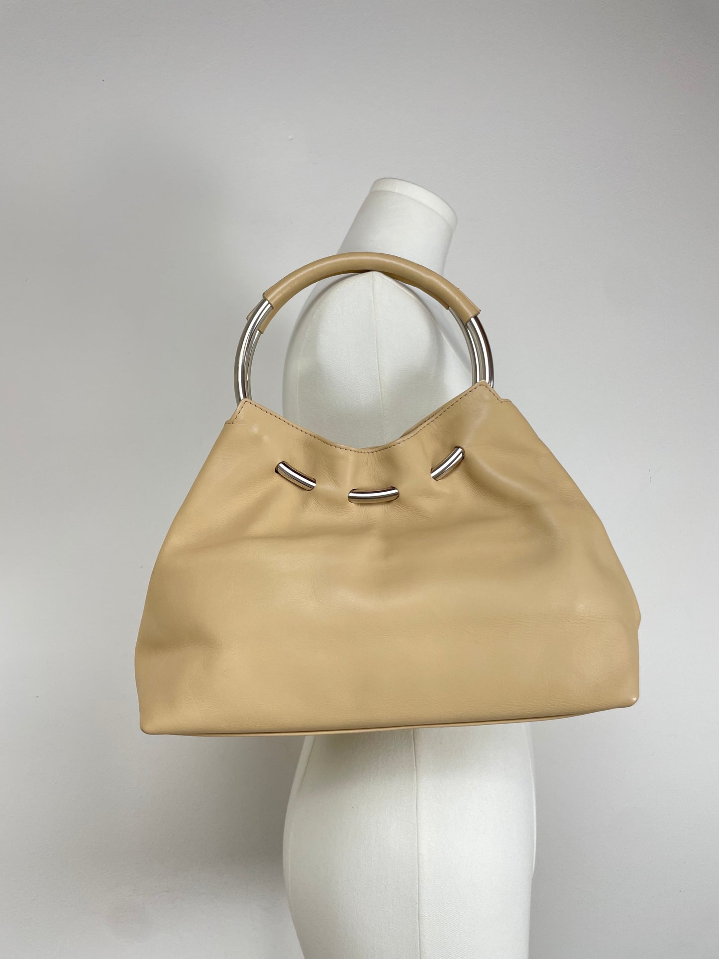 Borsa in vera pelle con manici in metallo