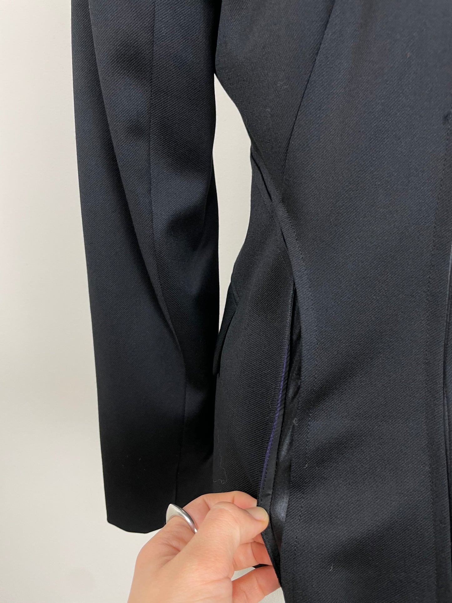 Blazer nero in lana con tagli