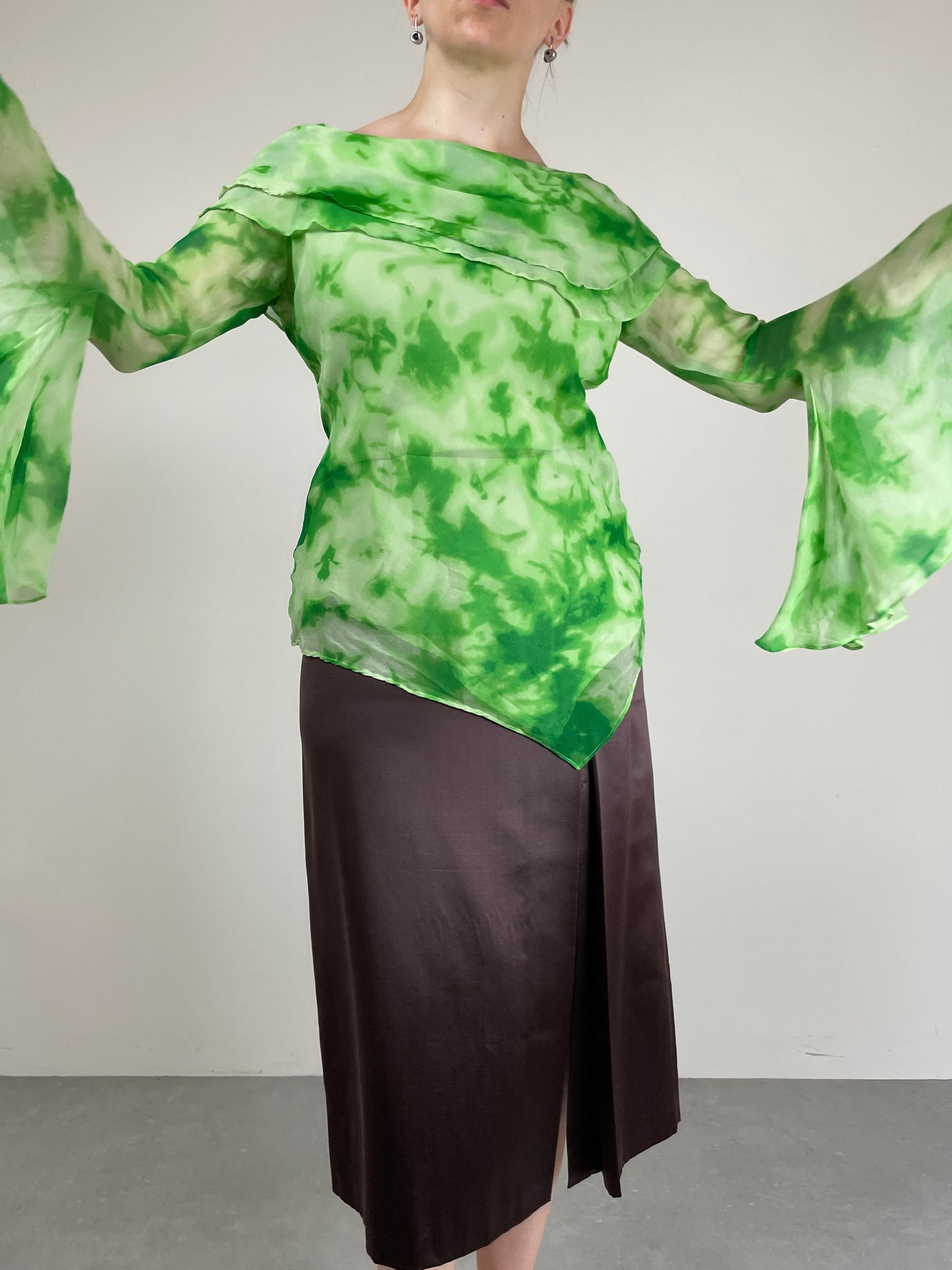 Top vintage in seta tie-dye con balze e maniche a campana