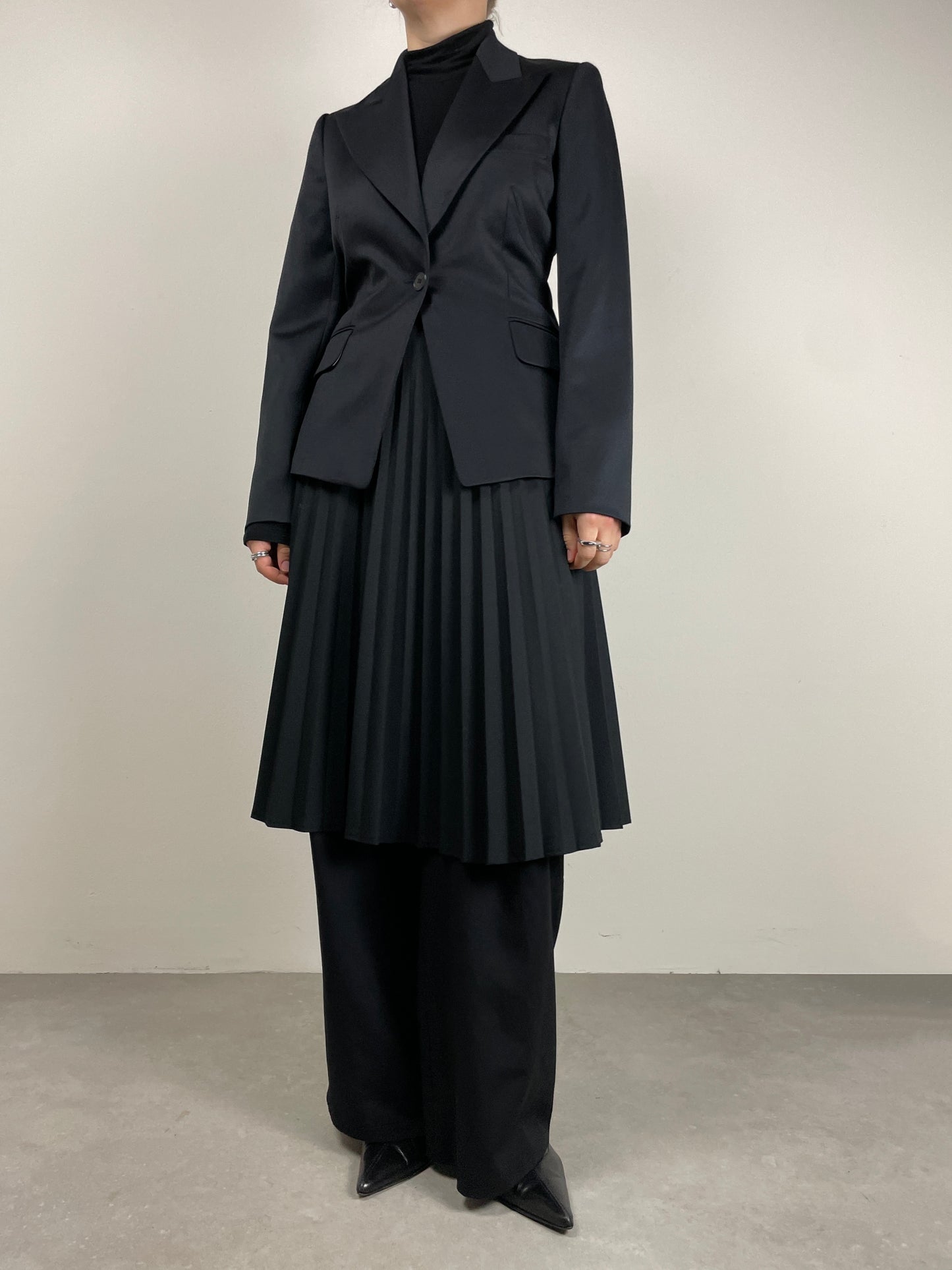 Blazer nero in lana con tagli