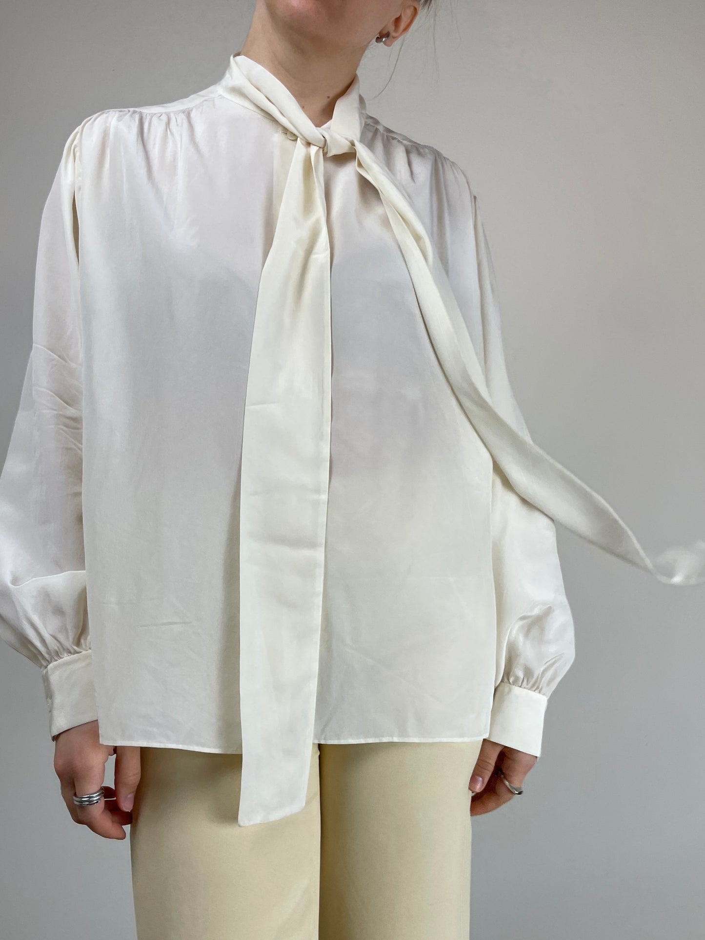 Camicia vintage in seta con collo lavallière
