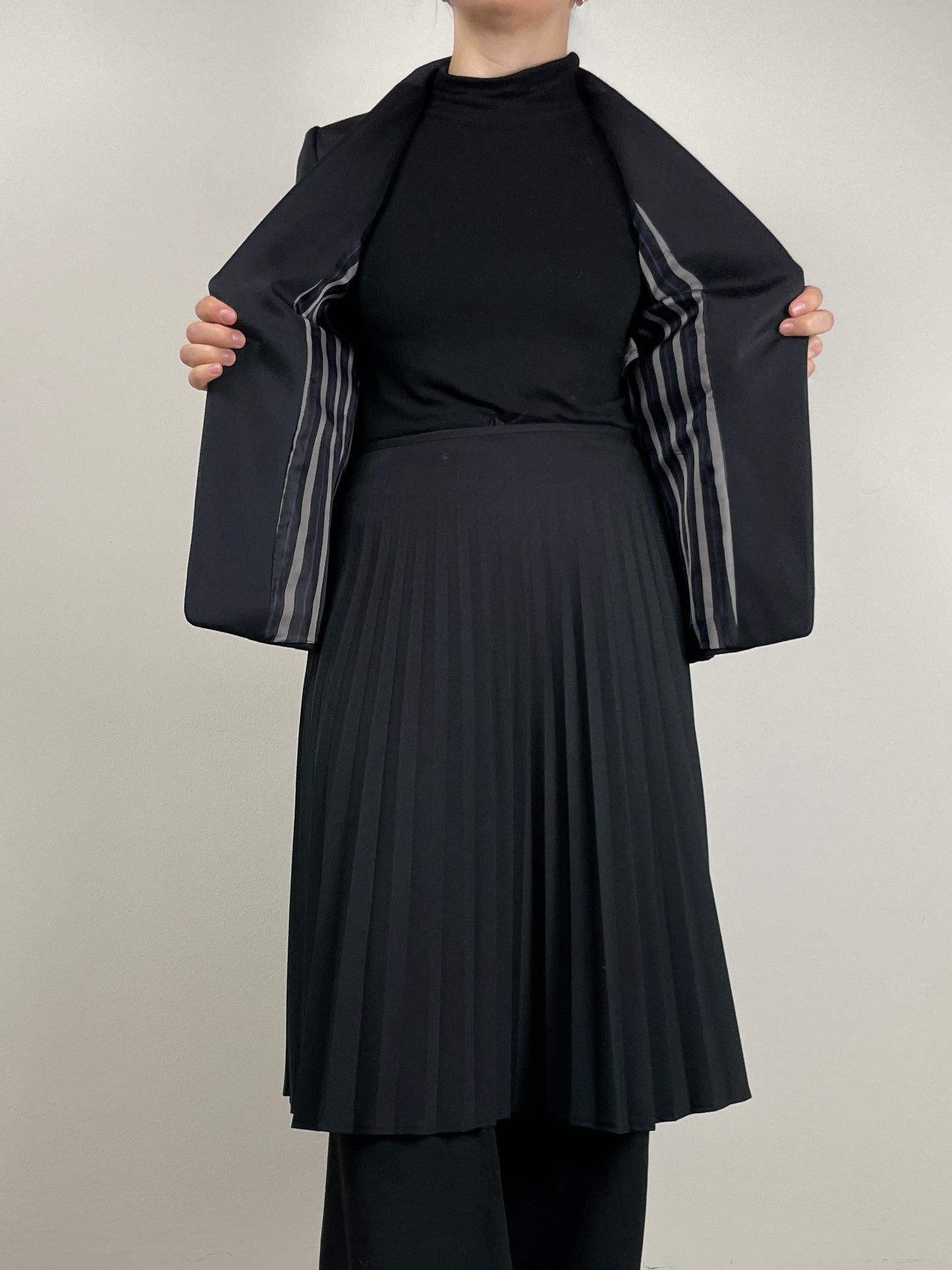 Blazer nero in lana con tagli