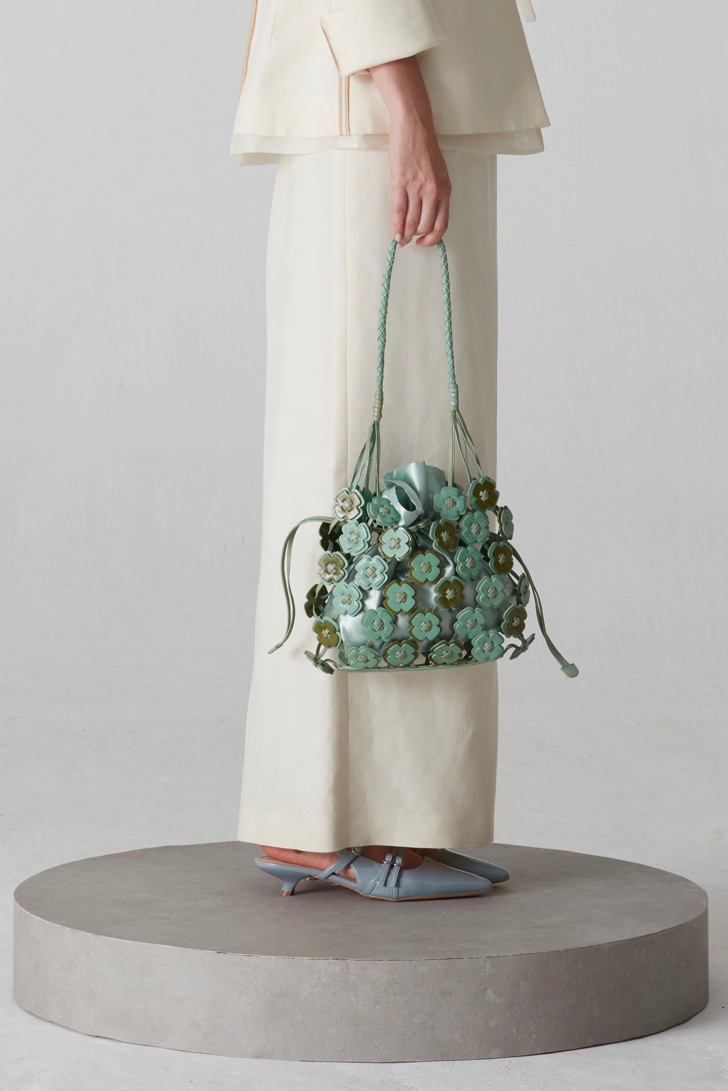 Borsa in vera pelle intrecciata con applicazioni floreali
