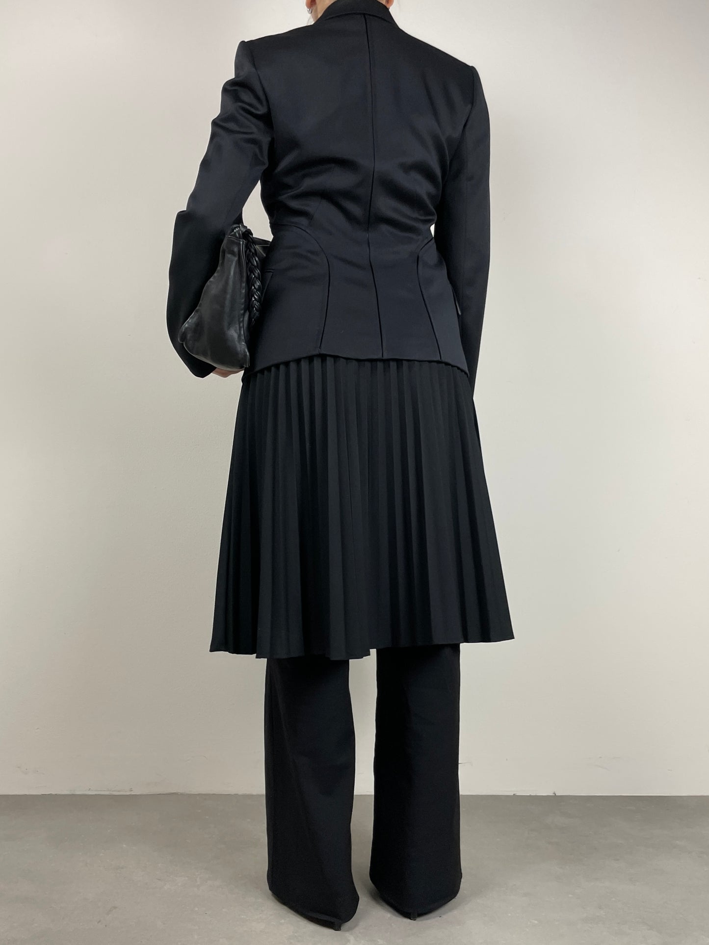 Blazer nero in lana con tagli