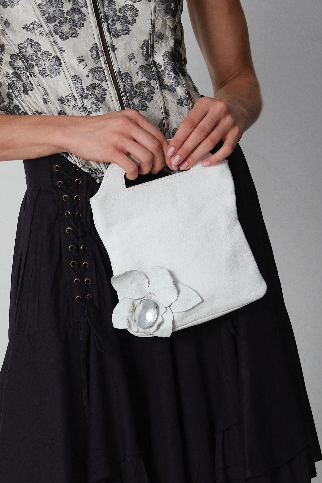 Borsetta in pelle bianca con fiore