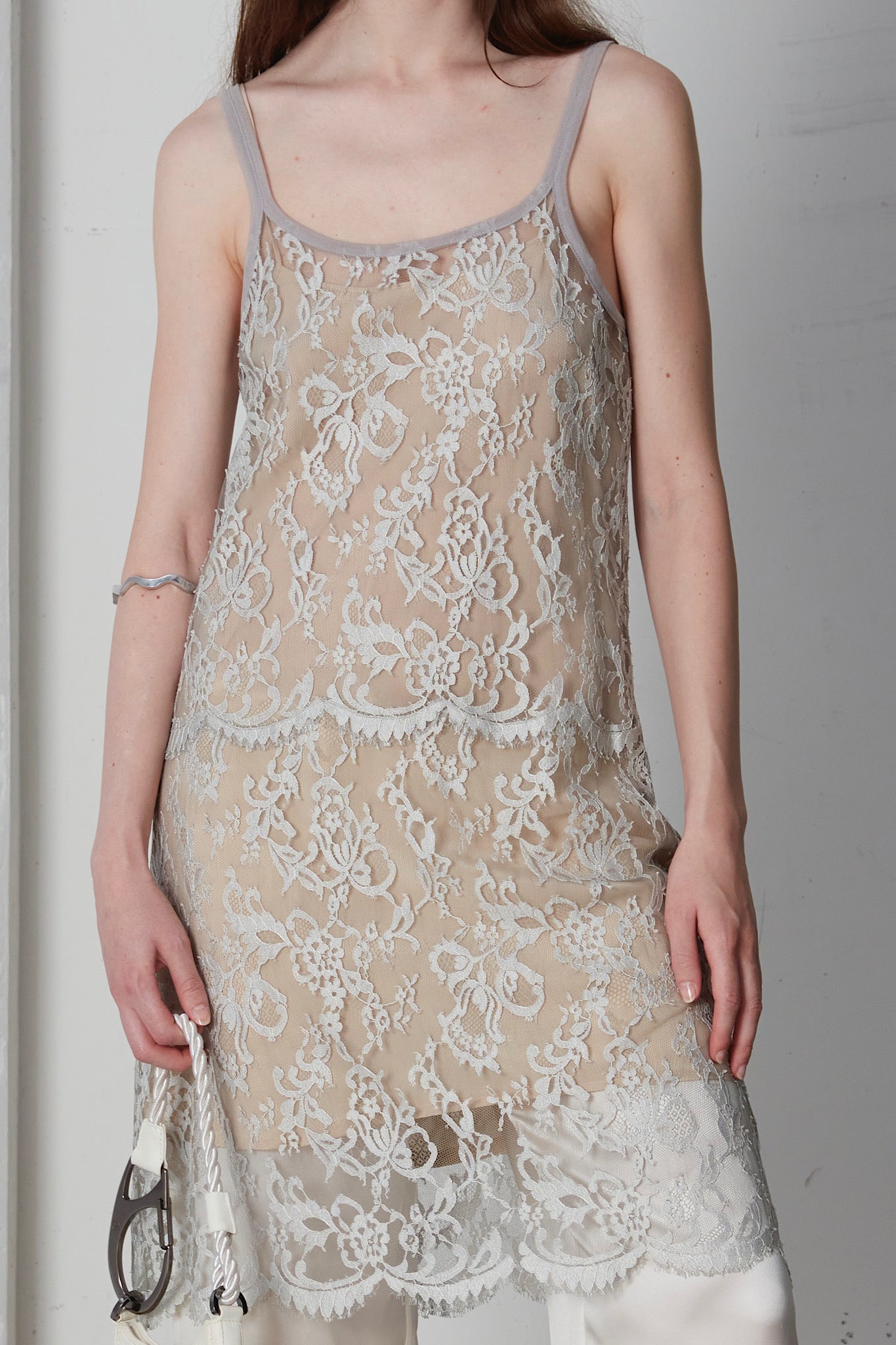 Slip dress in pizzo con sottoveste in seta