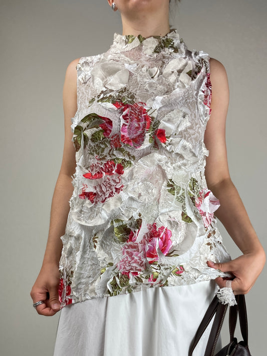 Top a fantasia crinkle con applicazioni tridimensionali