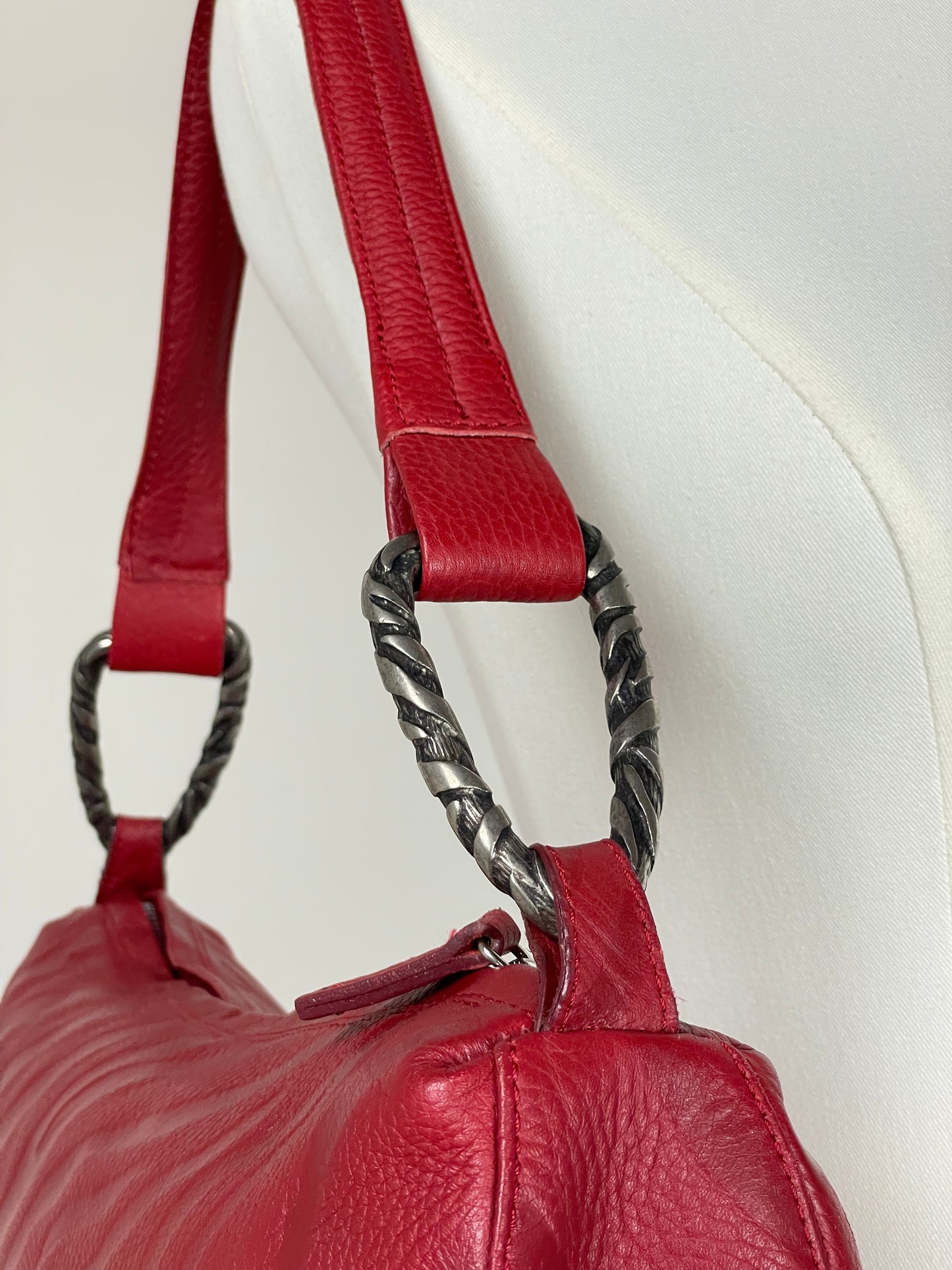 Borsa in pelle bordeaux con effetto zebrato