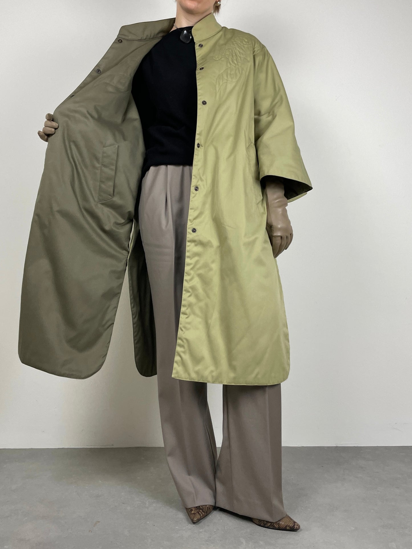 Mantella impermeabile double-face imbottita con ricami