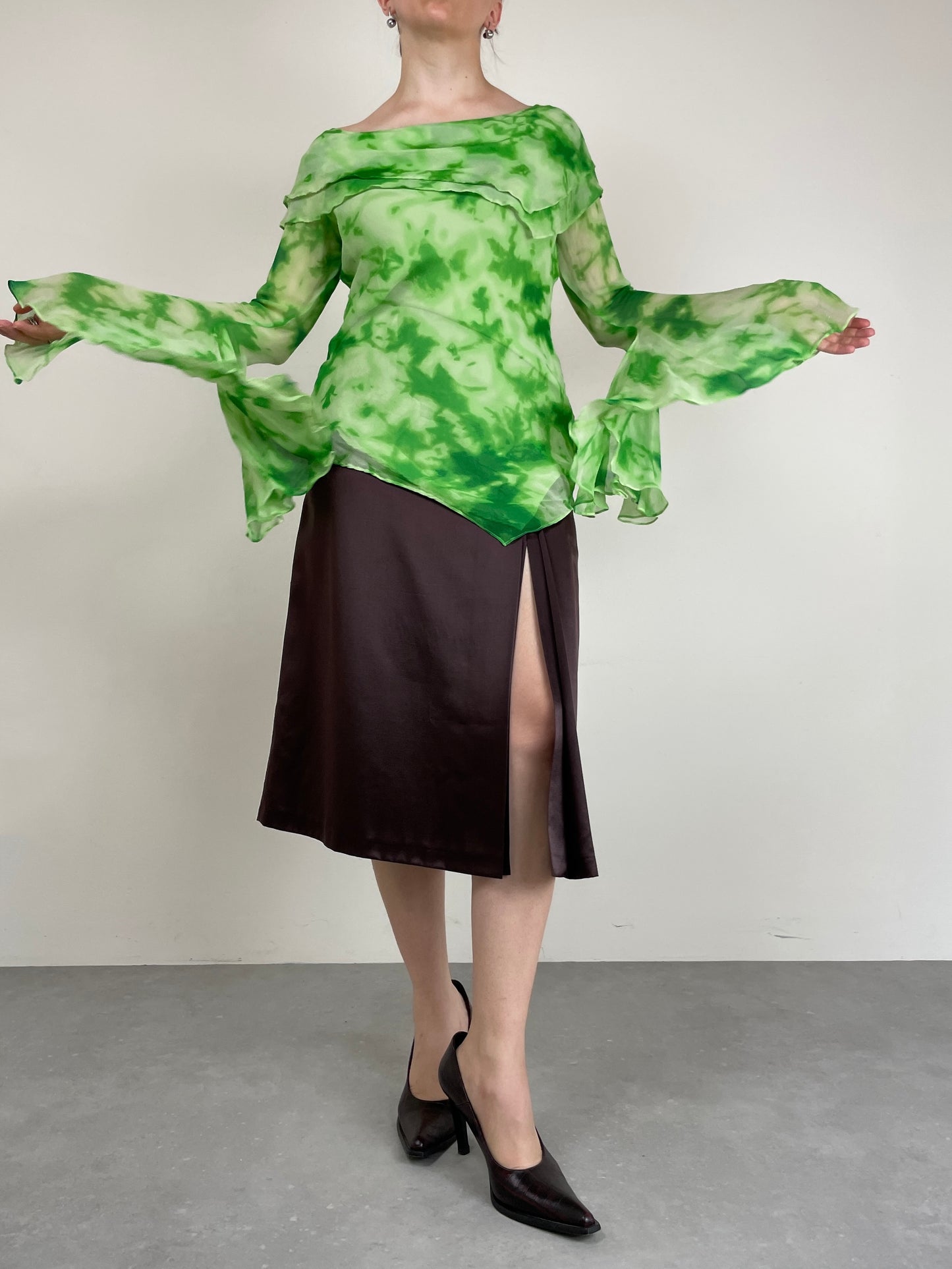 Top vintage in seta tie-dye con balze e maniche a campana