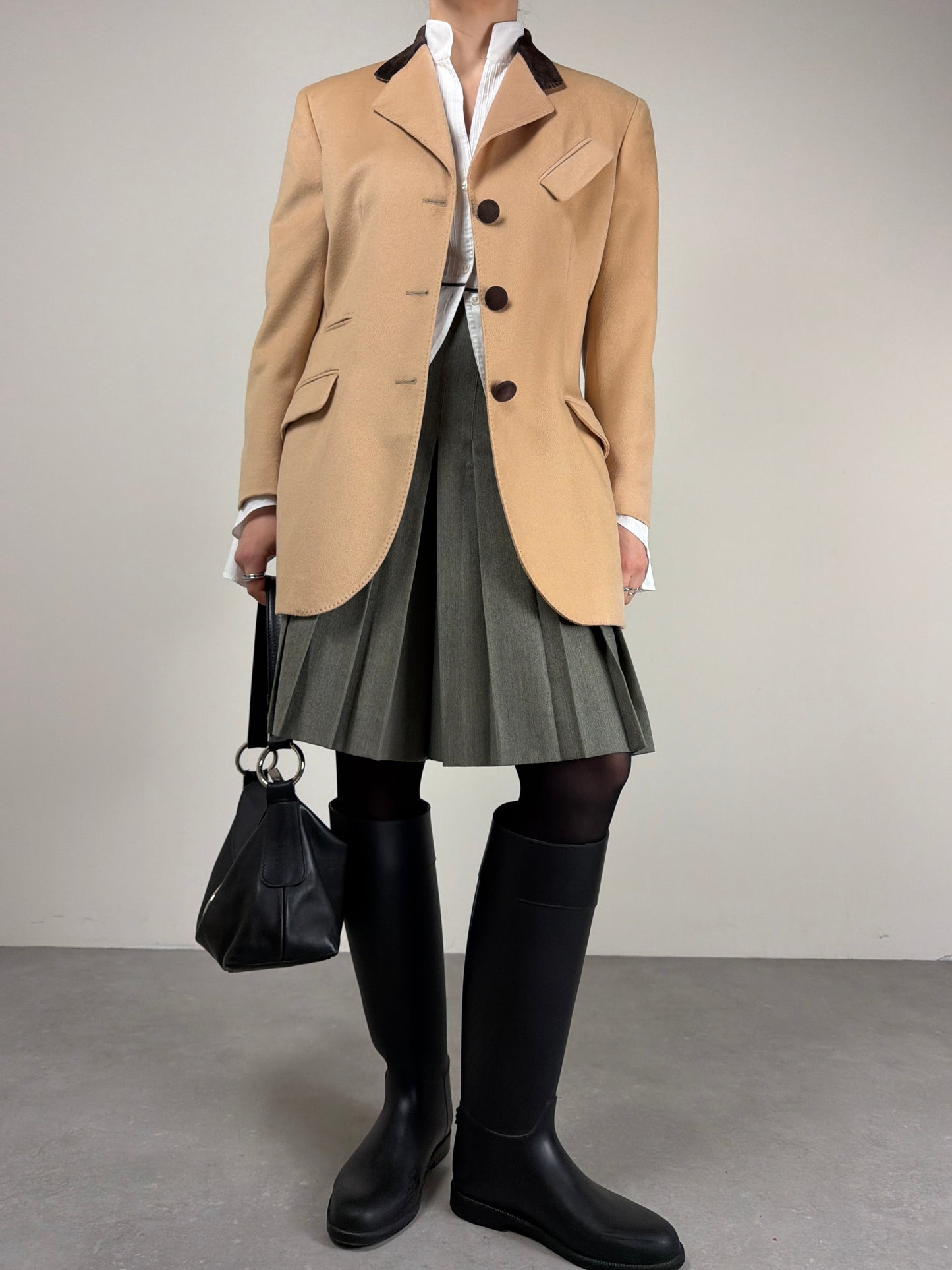 Blazer sartoriale in lana e cashmere con inserti in pelle scamosciata