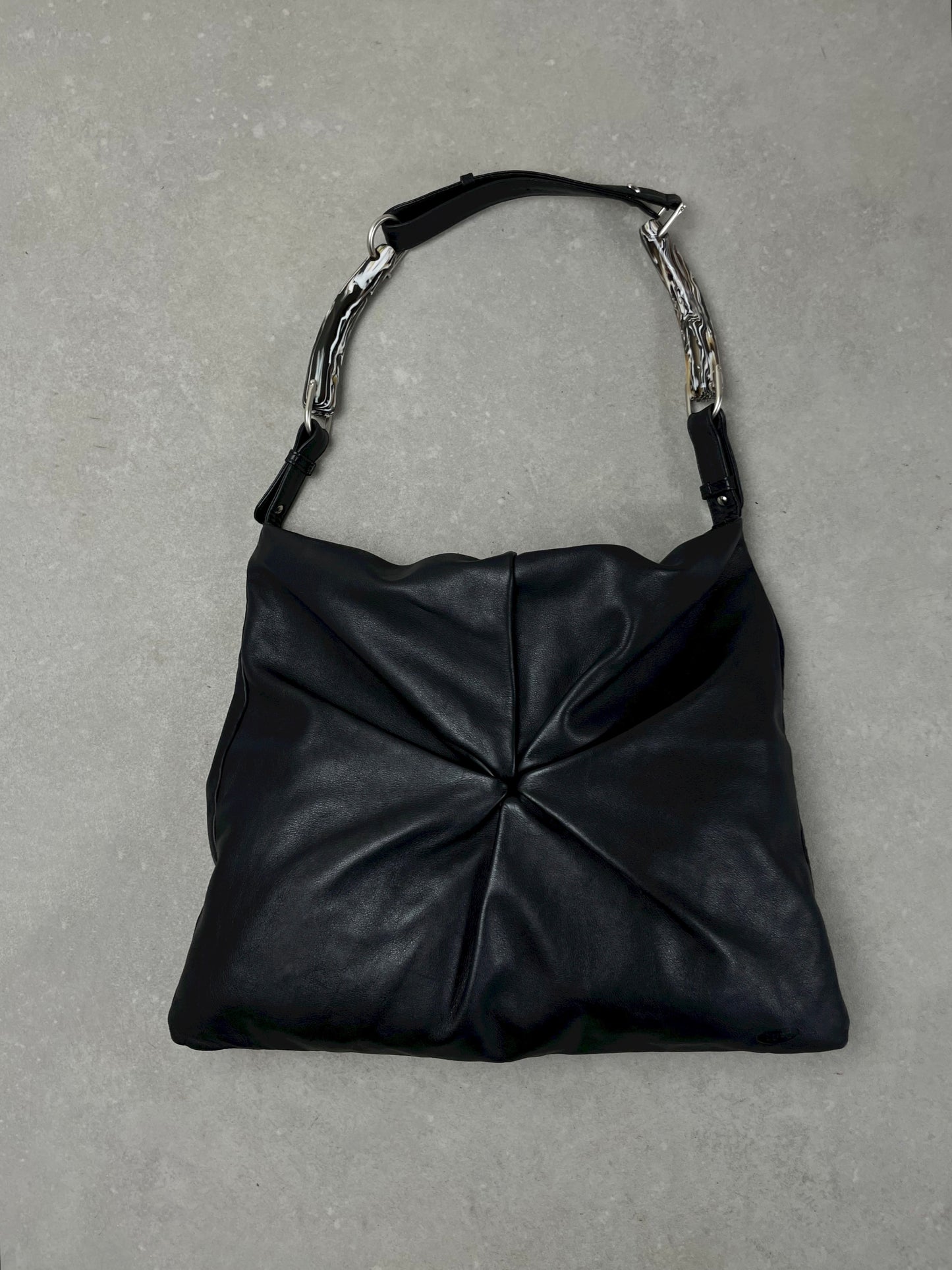 Borsa in vera pelle con manici in resina da portare sia a spalla che a tracolla