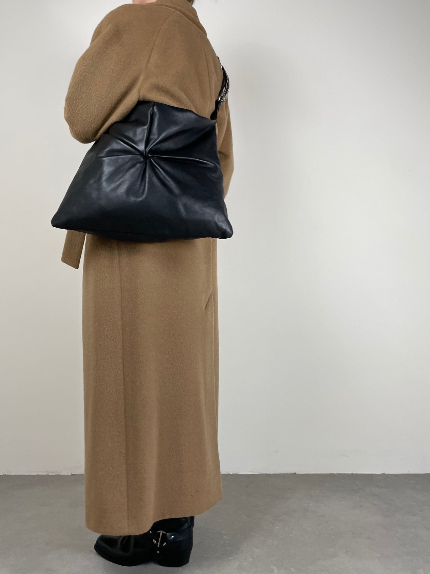Borsa in vera pelle con manici in resina da portare sia a spalla che a tracolla