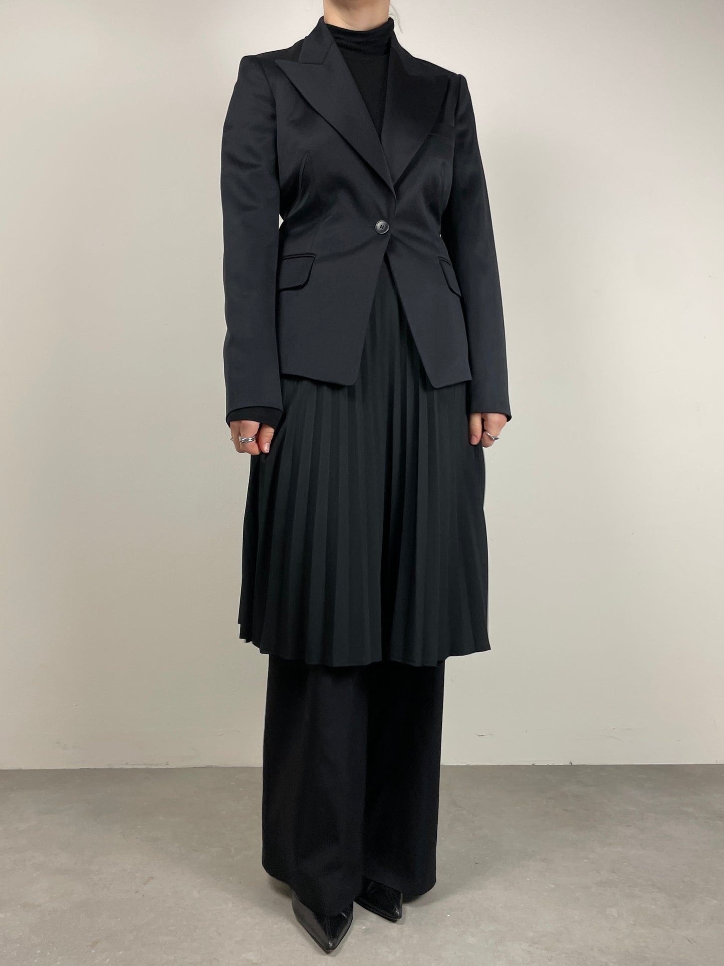 Blazer nero in lana con tagli