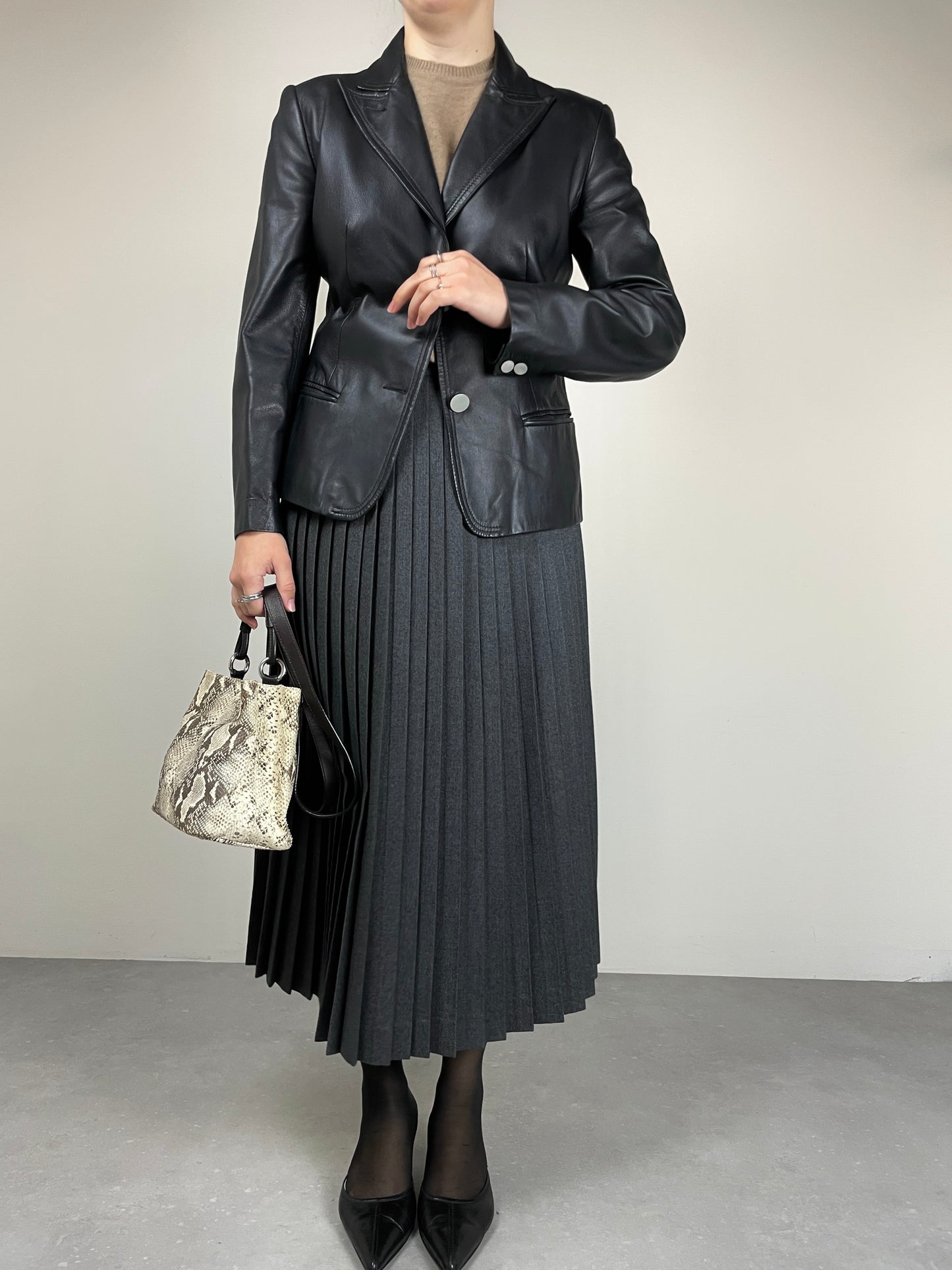 Blazer in vera pelle blu notte con bottoni in madreperla