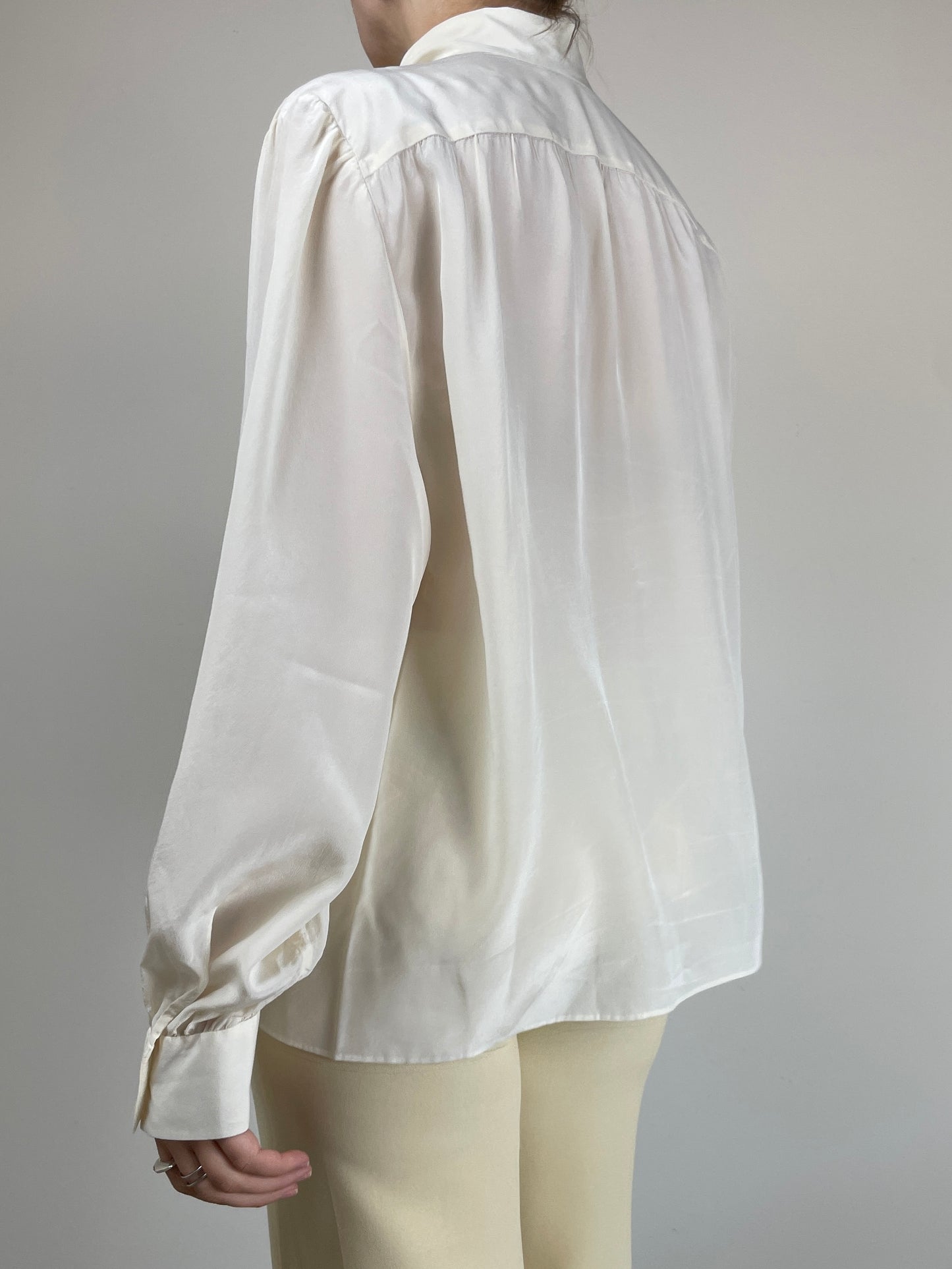Camicia vintage in seta con collo lavallière