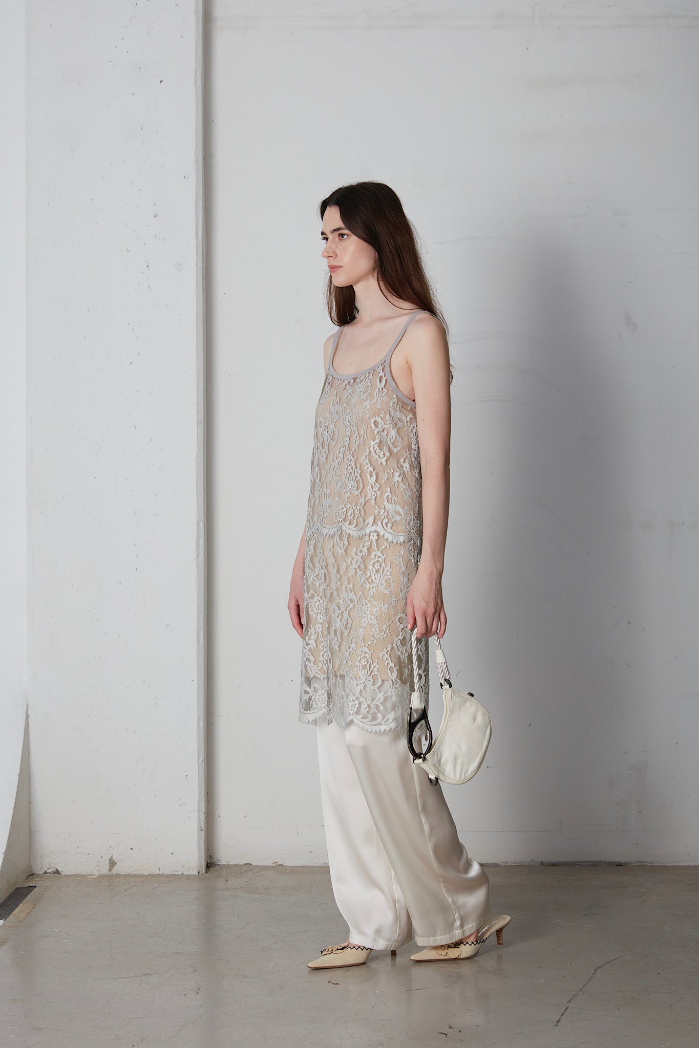 Slip dress in pizzo con sottoveste in seta