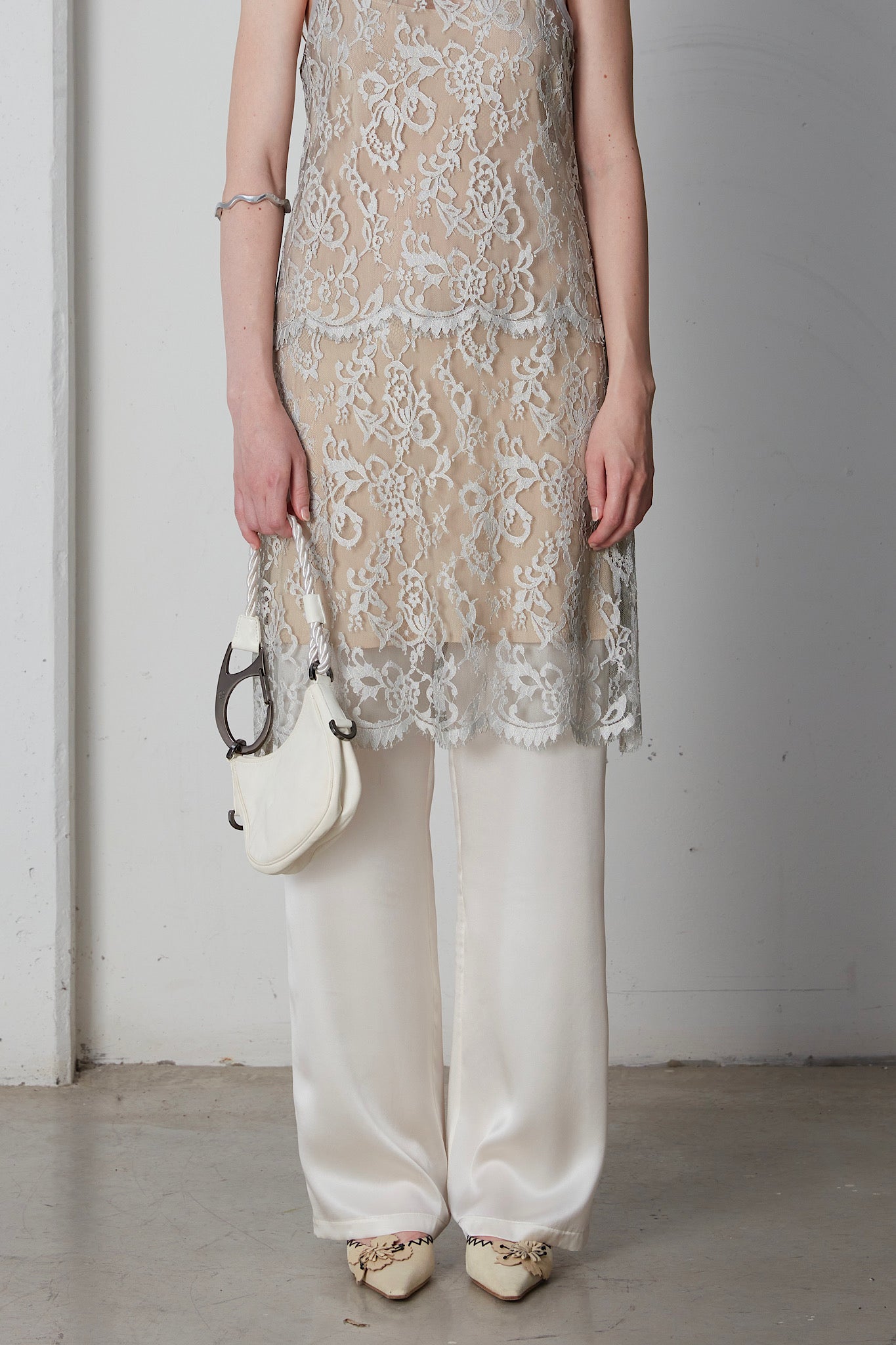 Slip dress in pizzo con sottoveste in seta