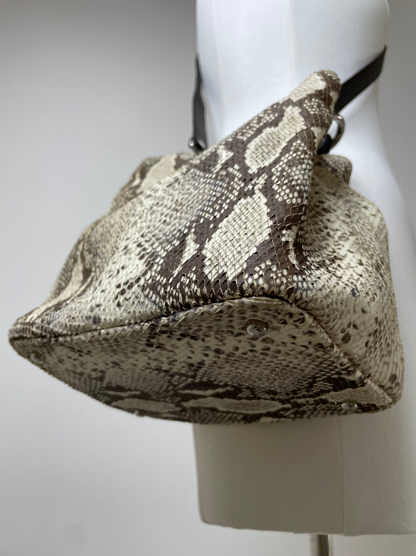 Borsa a secchiello in vera pelle effetto pitone