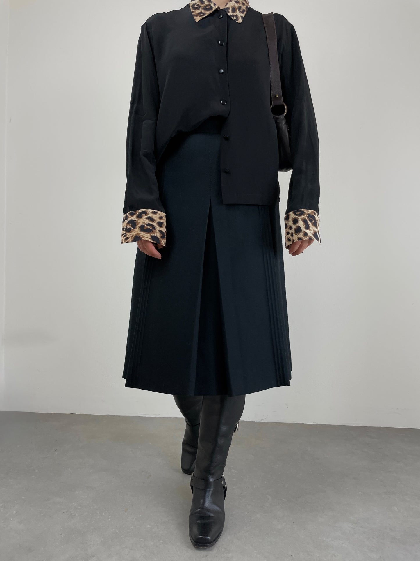 Camicia in pura seta nera con inserti leopardati
