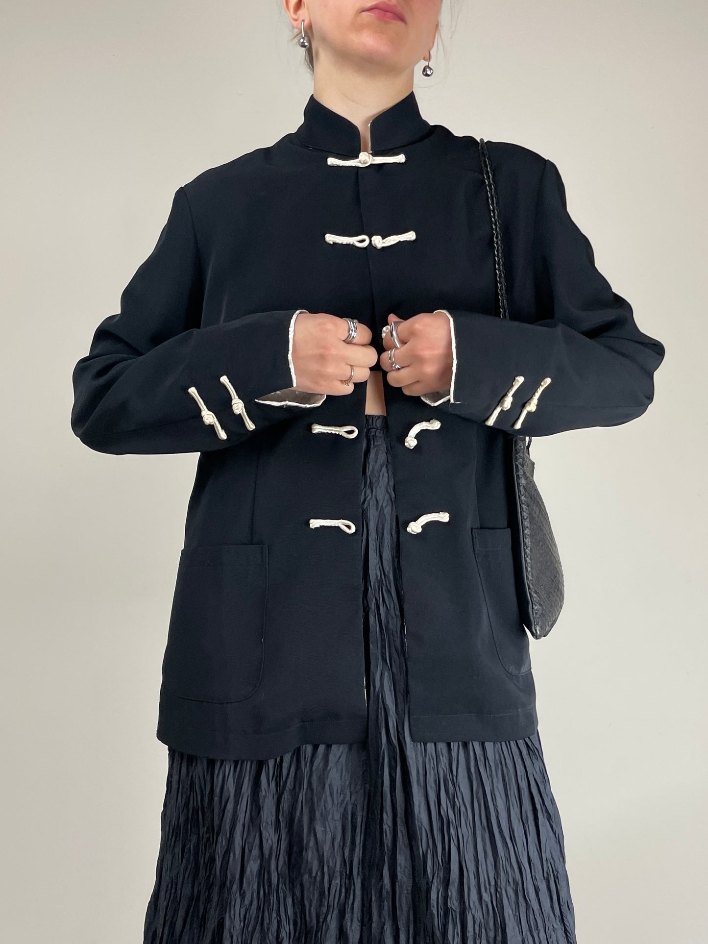 Giacca nera stile orientale con alamari bianchi