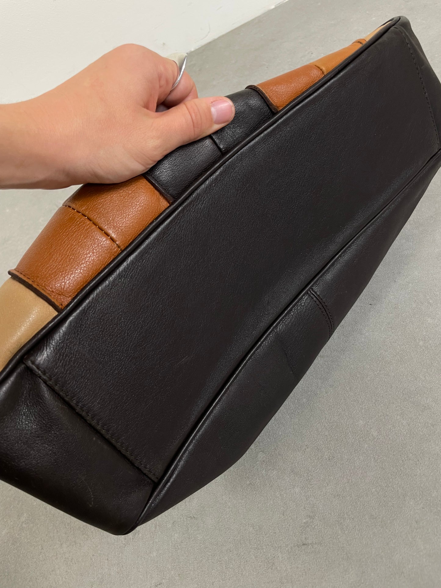 Borsa a spalla in vera pelle dai toni del marrone